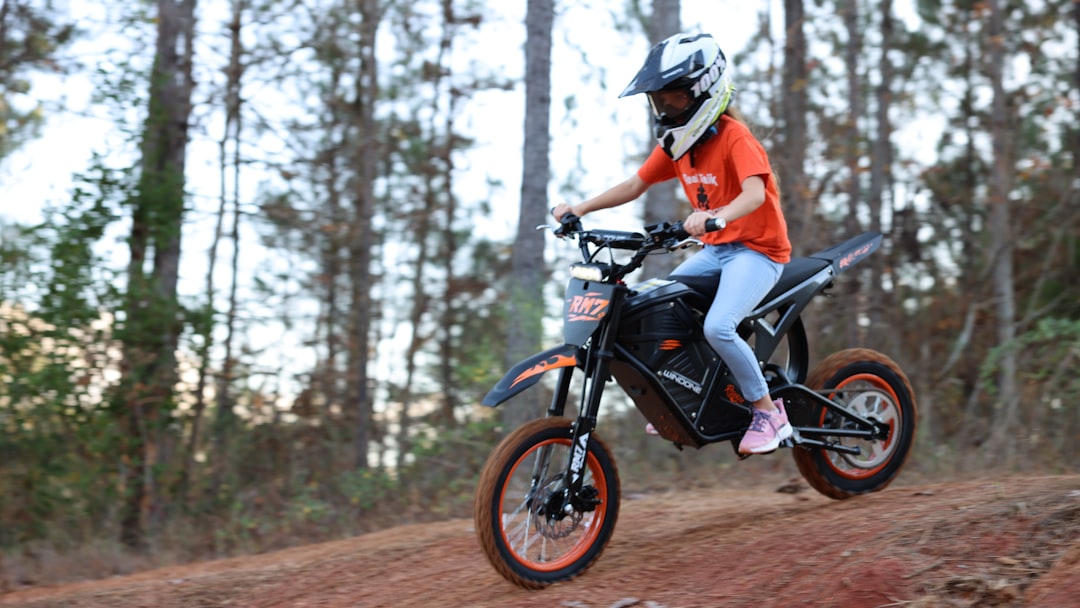 Moto cross orange sur circuit de compétition