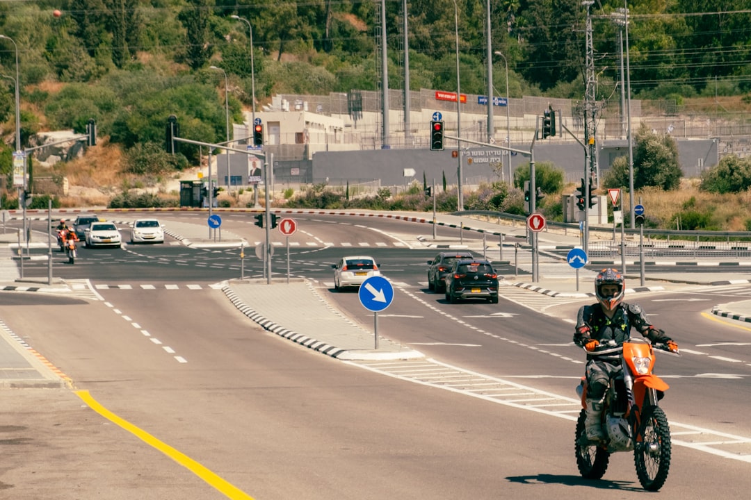 Pilote sur moto cross orange en accélération