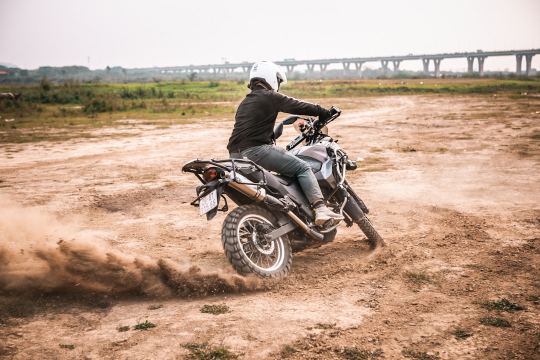Motocross sur terrain accidenté avec sauts