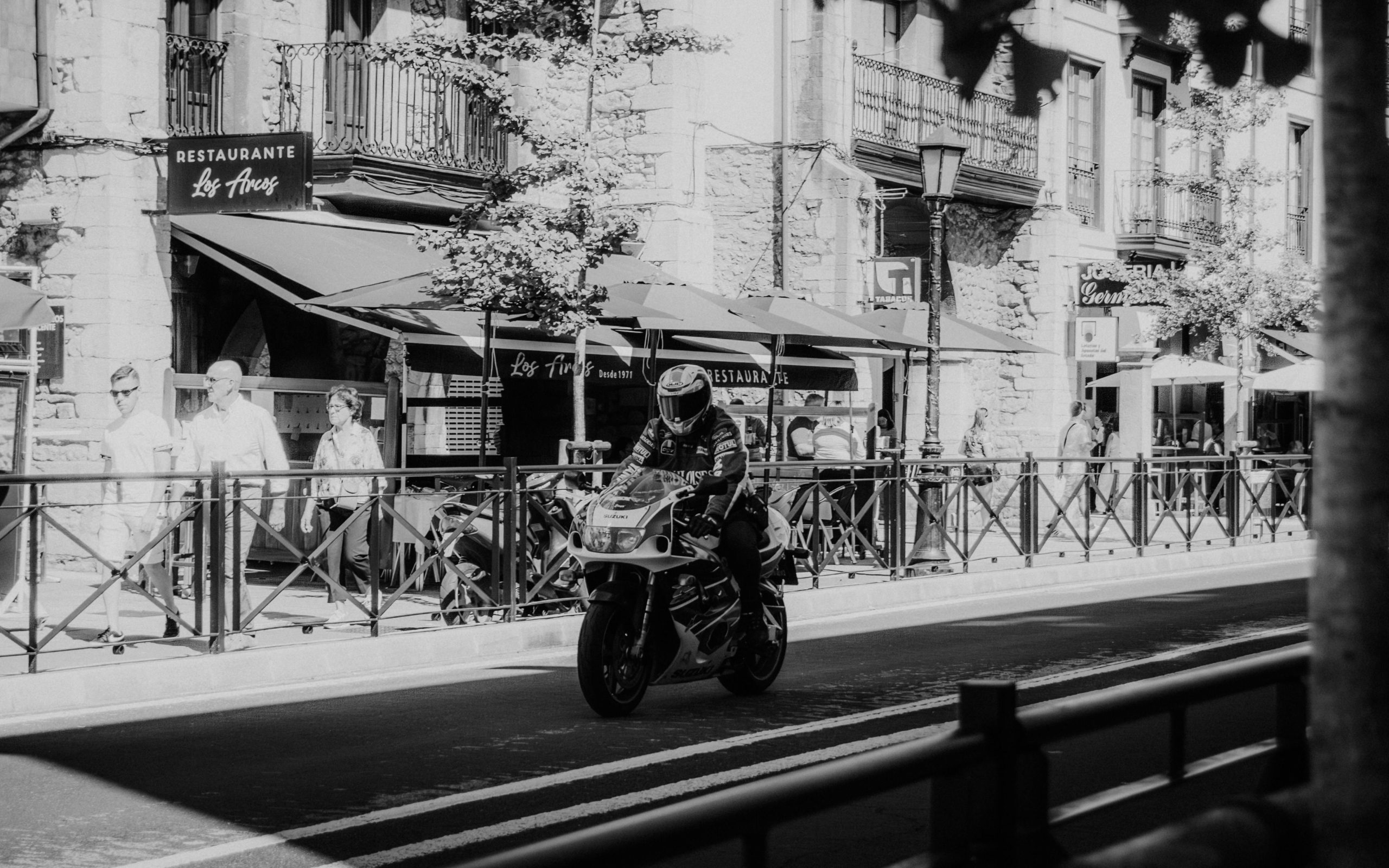 Motorcycliste en action sur la piste de course la nuit, mettant en valeur la vitesse et l'habileté sous les lumières du stade