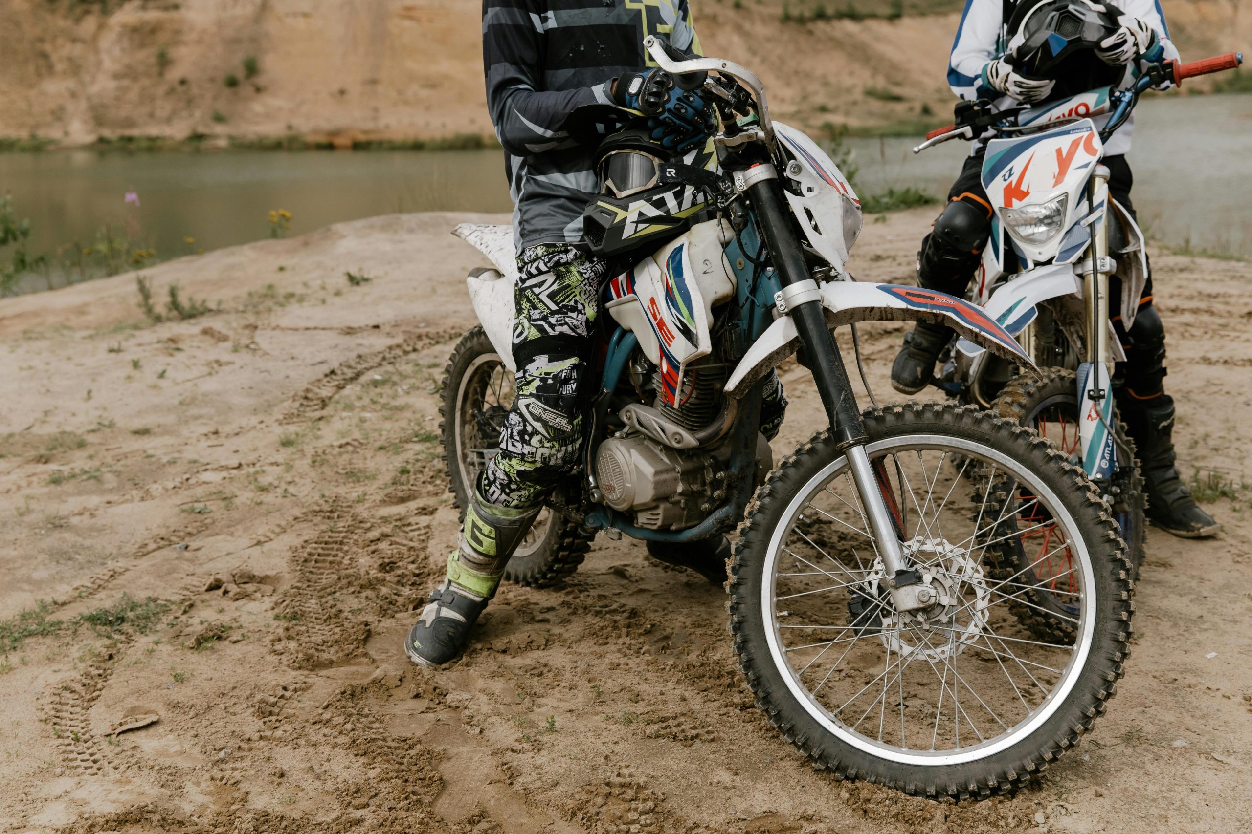 Two motocross riders enjoying an outdoor offroad adventure. Perfect for motorsport enthusiasts. Deux pilotes de motocross profitant d'une aventure tout-terrain en plein air. Parfait pour les passionnés de sport mécanique.