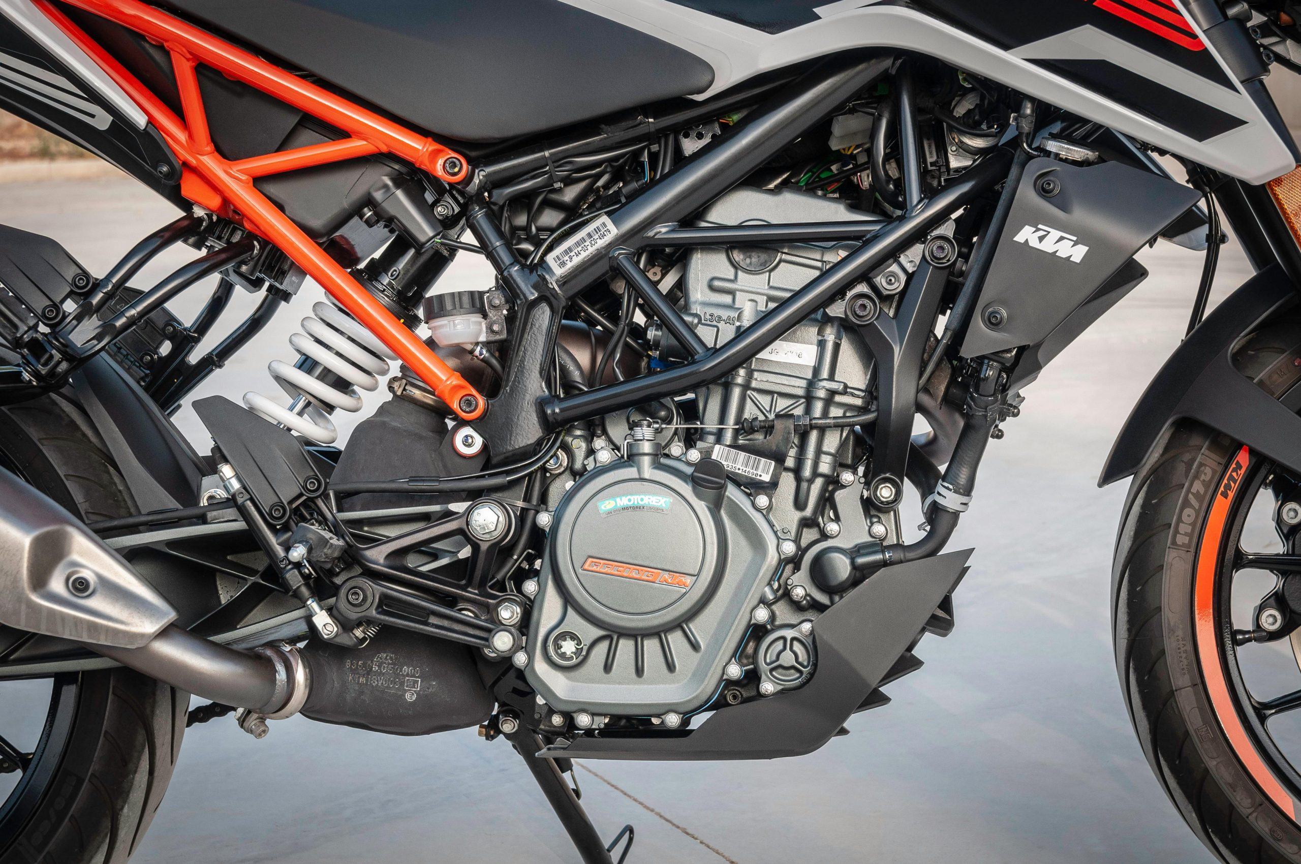 Détail d'un moteur de moto KTM montrant la conception et la mécanique en extérieur.