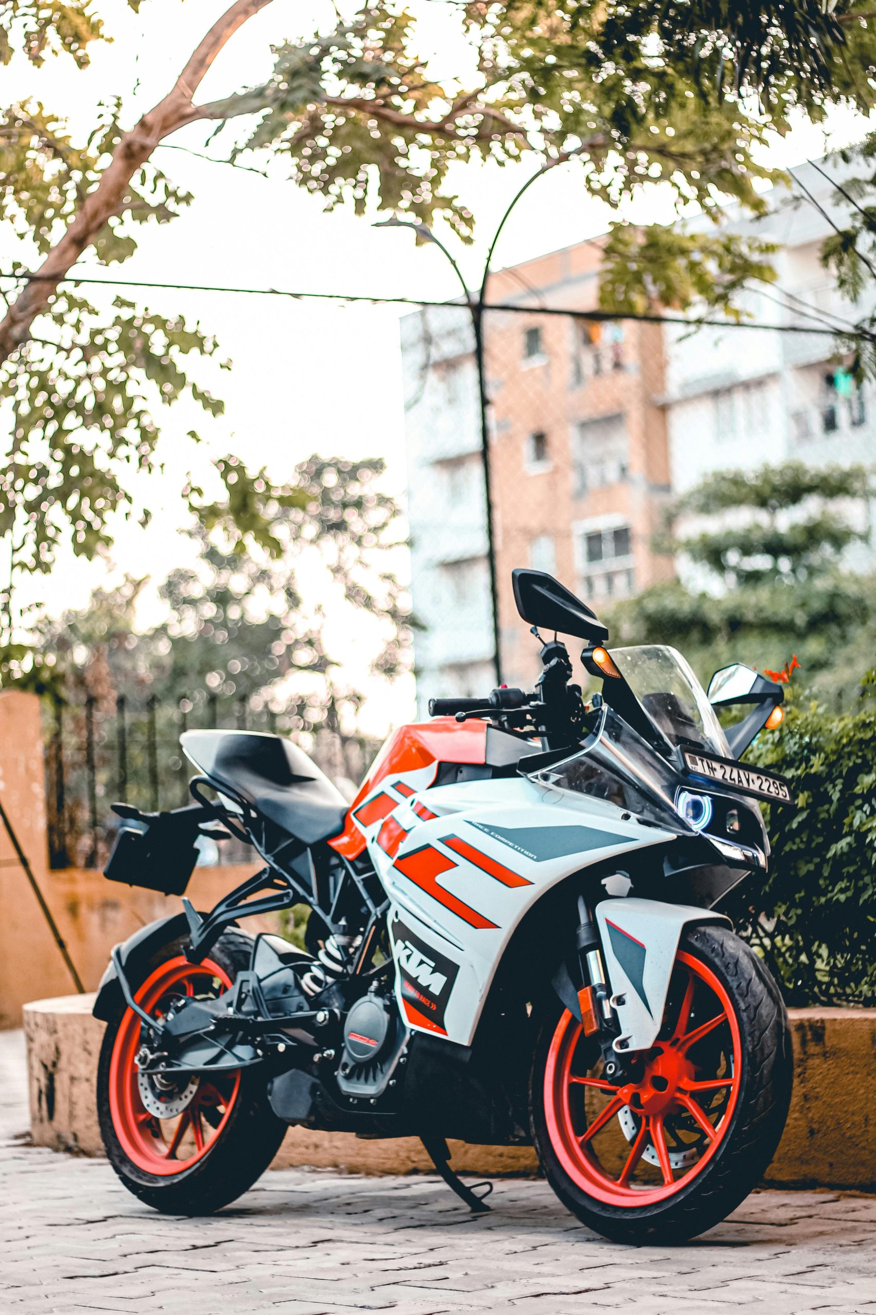 Un KTM RC 125 élégant garé par une journée ensoleillée, mettant en avant le style et la vitesse.