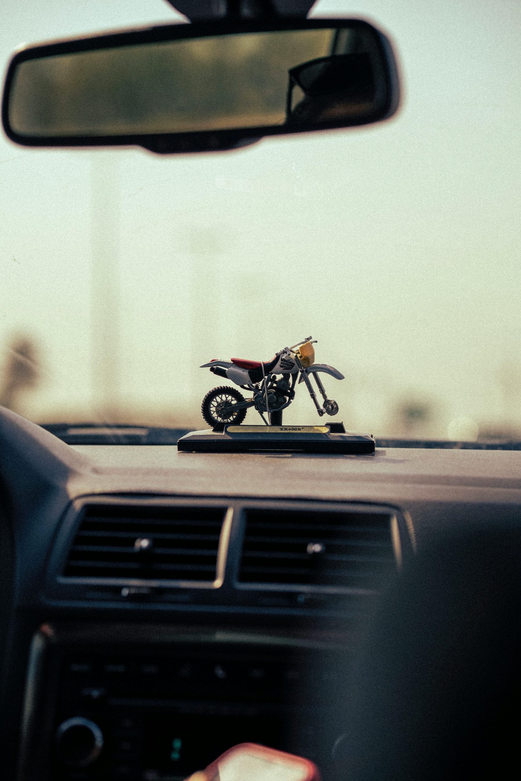 Figurine de moto décorative sur un tableau de bord de voiture, prise artistique