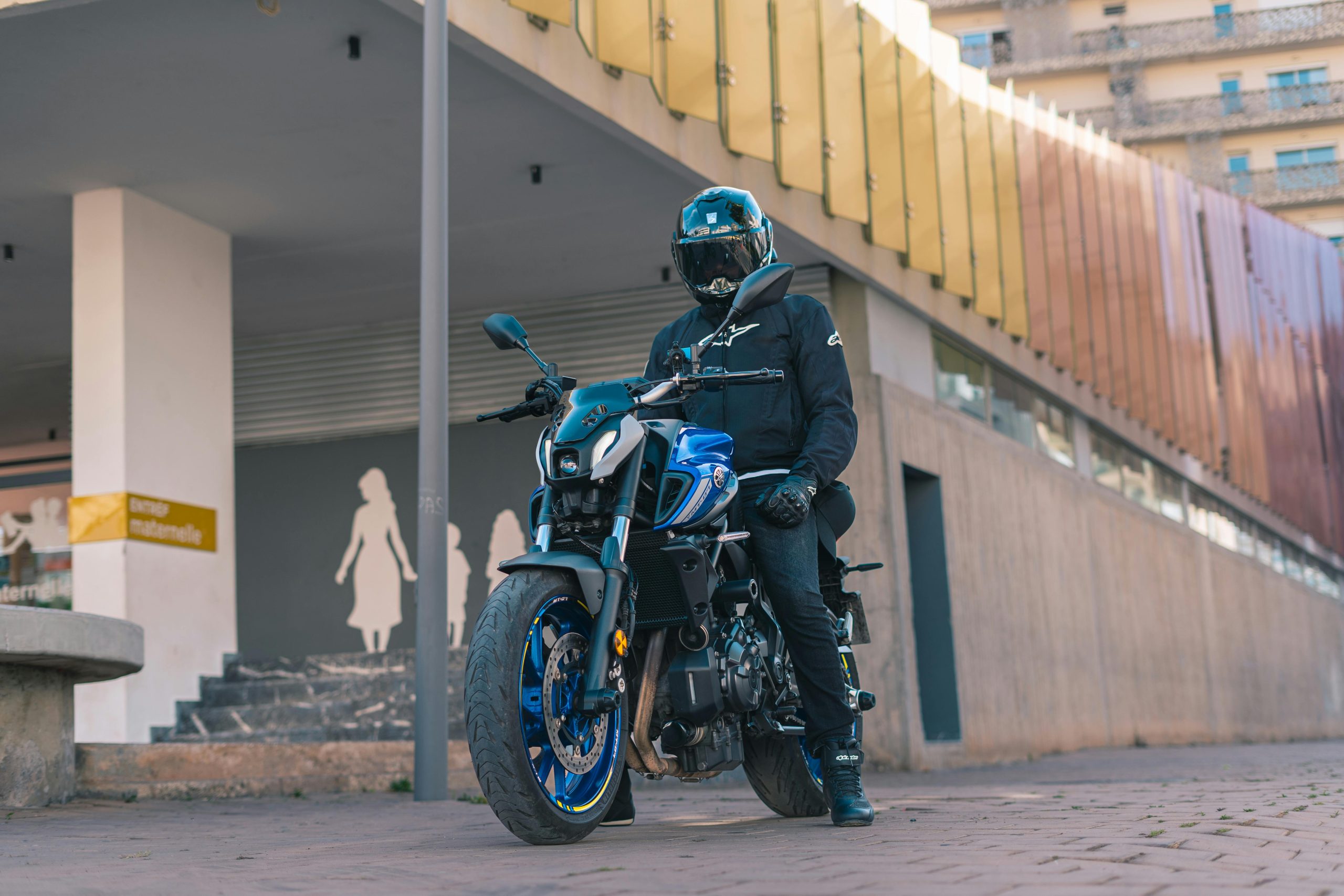 Biker sur Yamaha MT-07 dans une rue de Casablanca, au Maroc, illustrant le style de vie urbain et l'aventure.