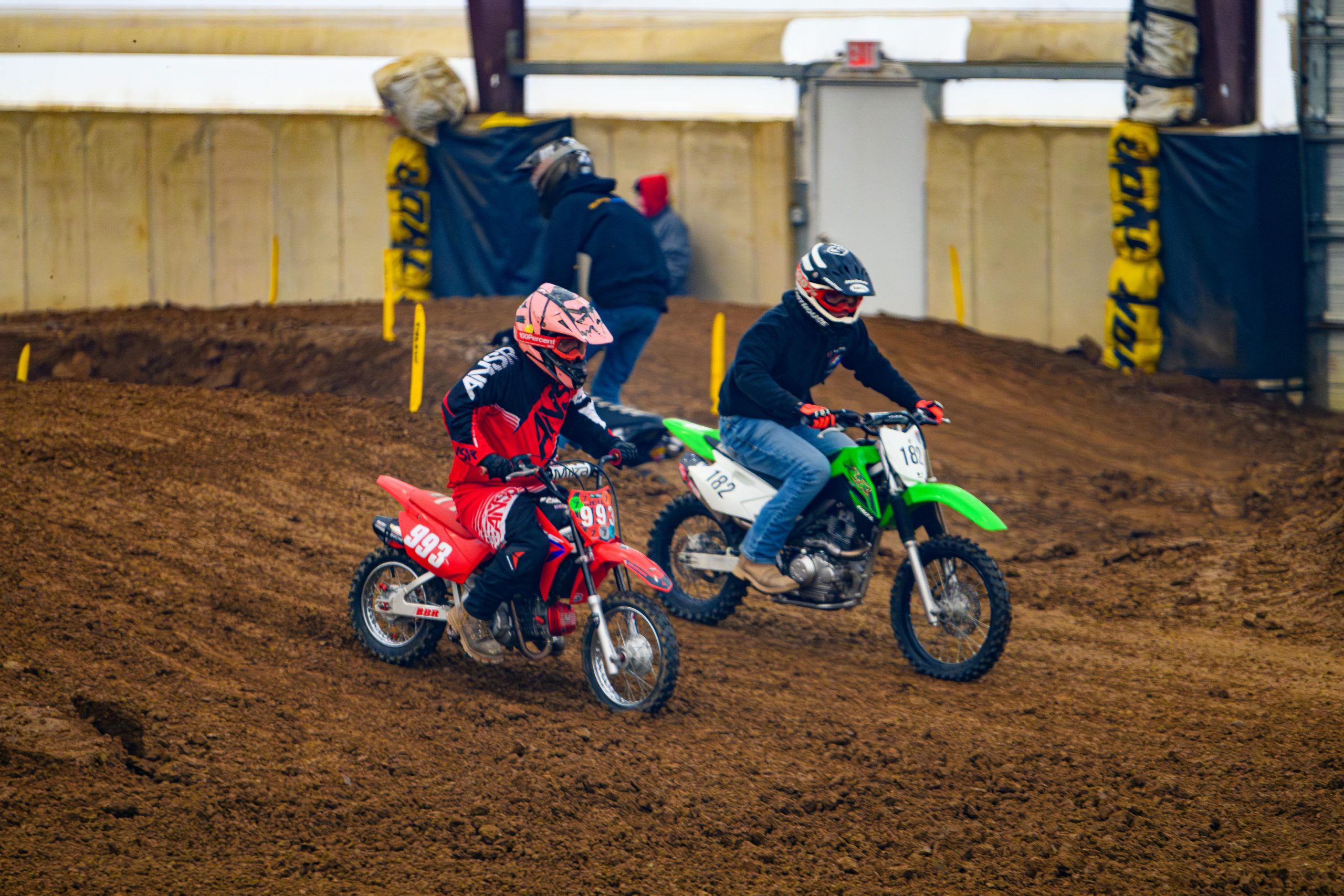 Racers dans une compétition de motocross en salle palpitante mettant en valeur la vitesse et l'habileté à Martinsburg, Ohio.