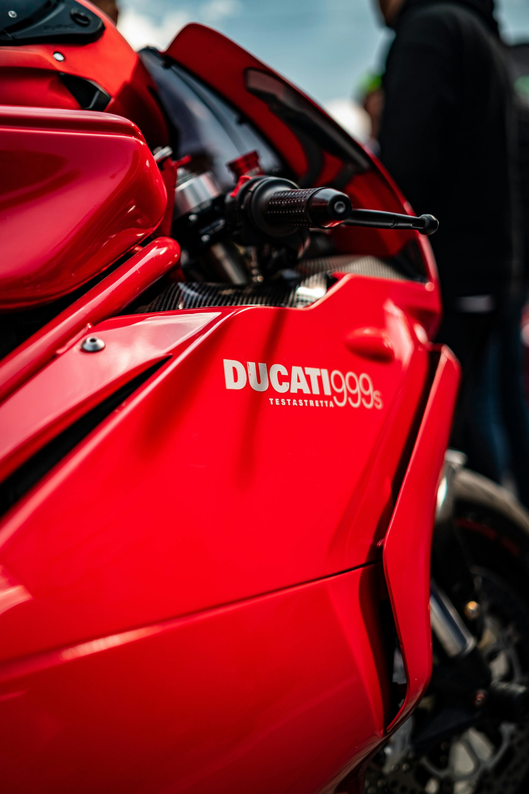 Vibrante moto Ducati 999S rouge en gros plan mettant en valeur son branding emblématique et son design élégant.