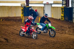 Racers dans une compétition de motocross en salle passionnante mettant en valeur la vitesse et l'habileté à Martinsburg, Ohio.