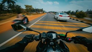 Dynamic POV view of a biker riding on a bustling Indian highway in Bengaluru. Vue POV dynamique d'un motard roulant sur une autoroute indienne animée à Bengaluru.
