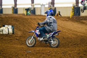 Action-packed dirt bike race at an indoor track in Martinsburg, Ohio. Courseepoustoufflante de vélos de saleté sur une piste intérieure à Martinsburg, Ohio.
