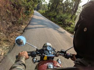 Motorcyclist riding on a scenic forest road, capturing adventure and freedom. Motocycliste roulant sur une route forestière pittoresque, capturant l'aventure et la liberté.