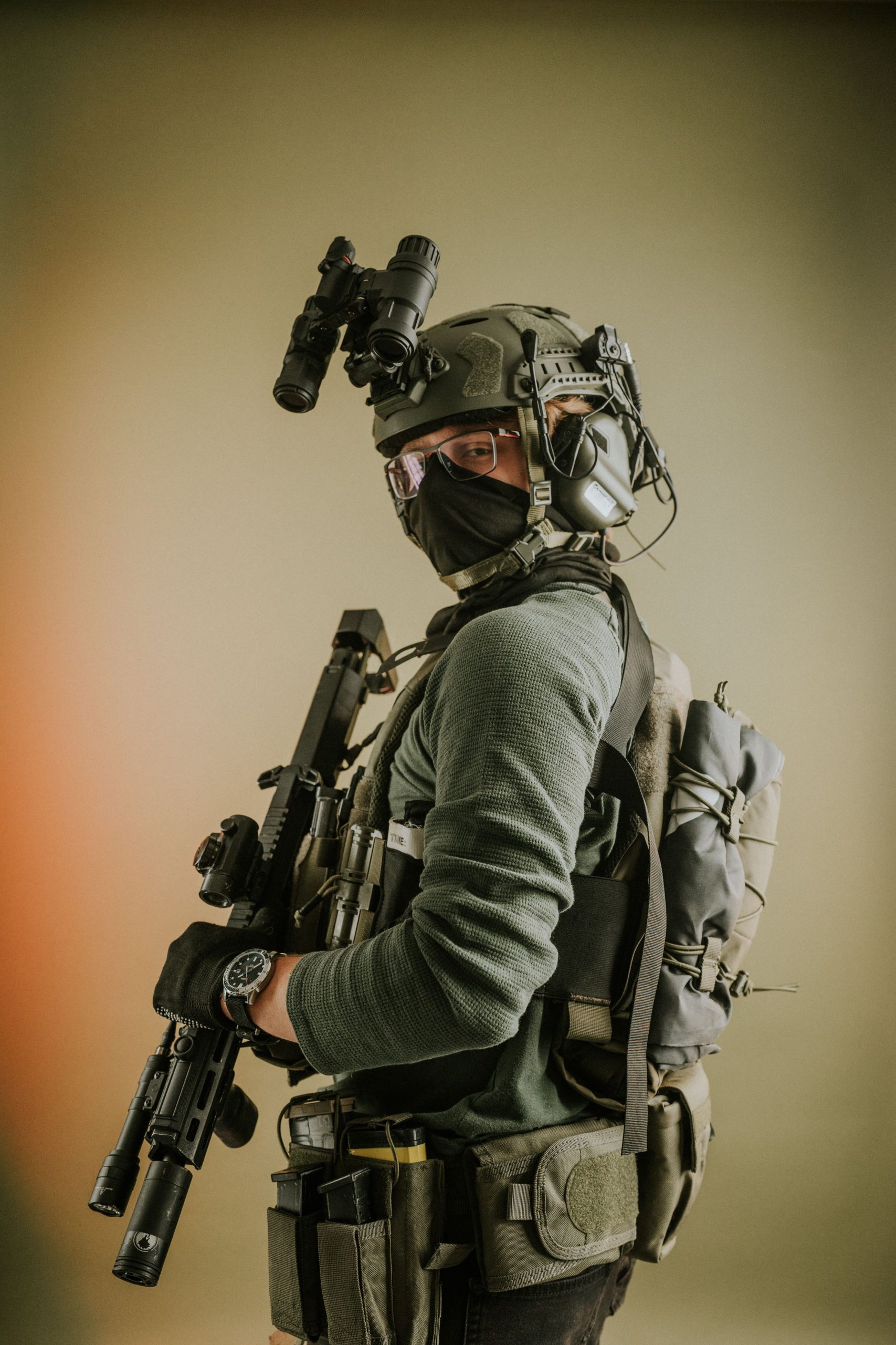 A fully equipped soldier ready for action, highlighting tactical readiness and equipment. Un soldat entièrement équipé prêt pour l'action, mettant en avant la préparation tactique et l'équipement.