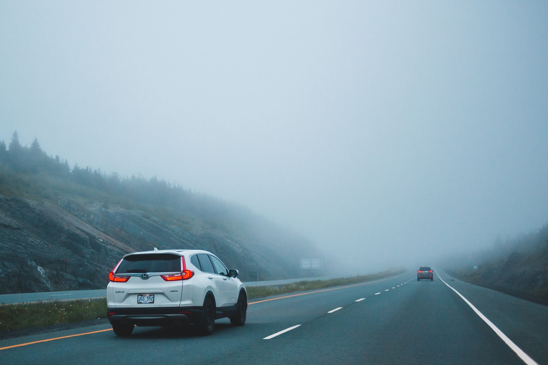 Voitures circulant sur une autoroute par temps brumeux