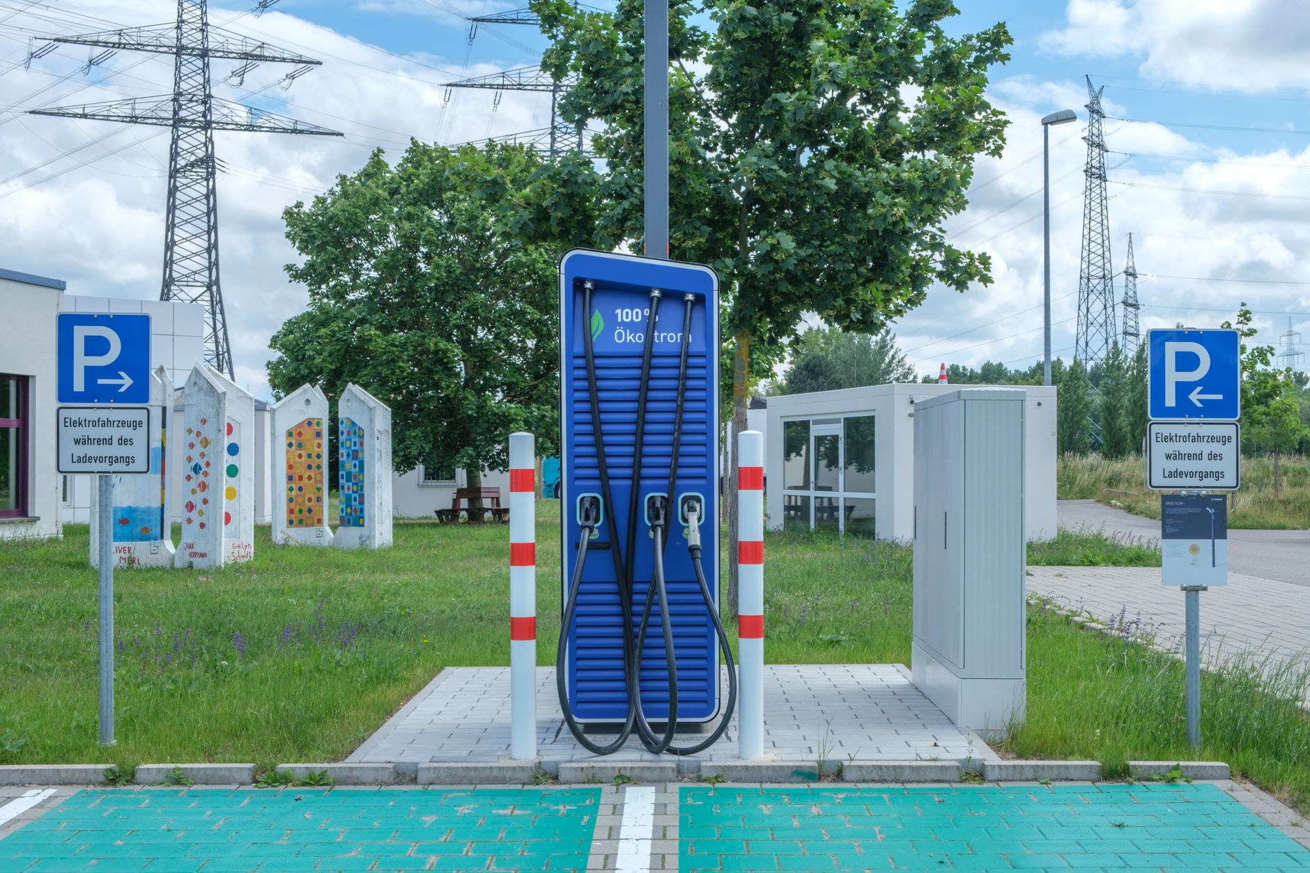 Borne de recharge publique à l'architecture écologique
