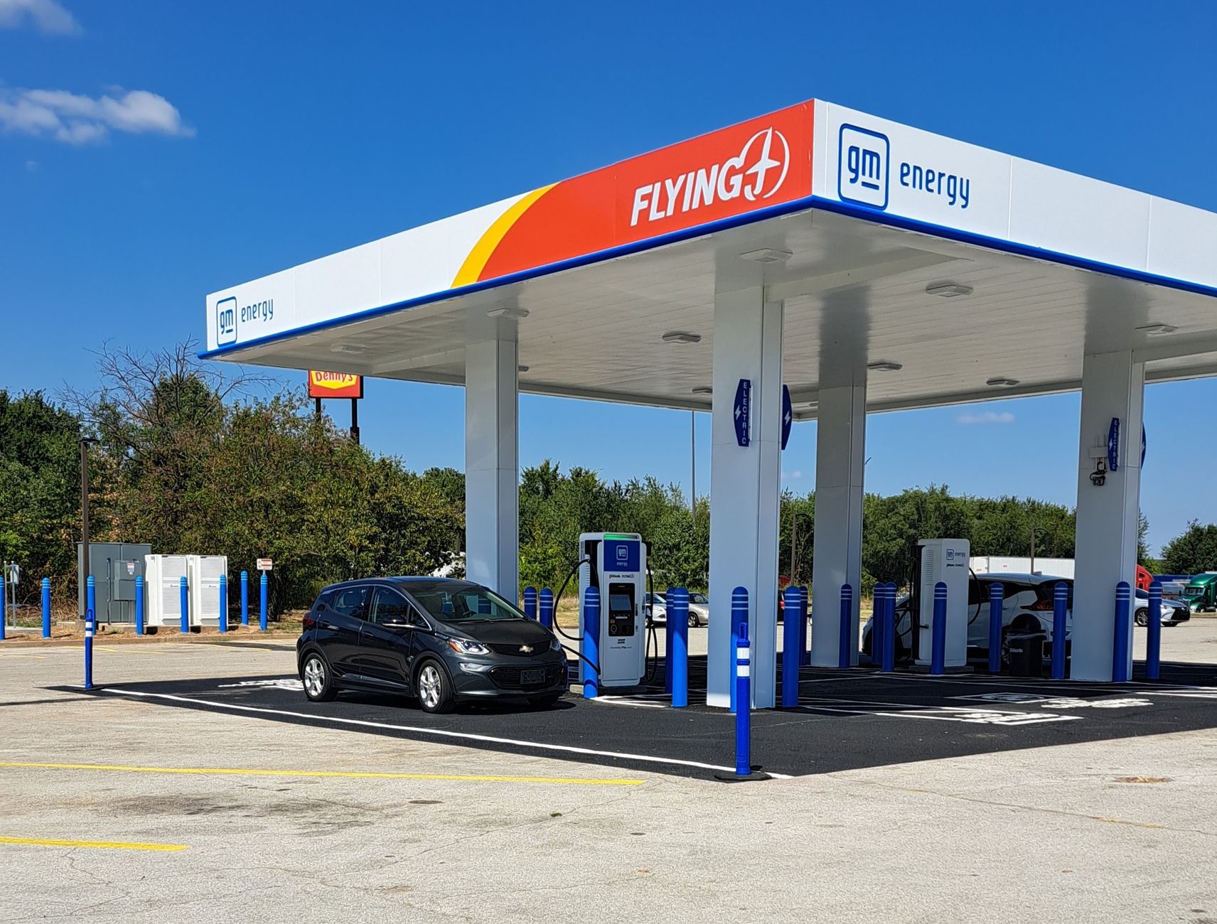 Borne de recharge rapide sur une aire d autoroute