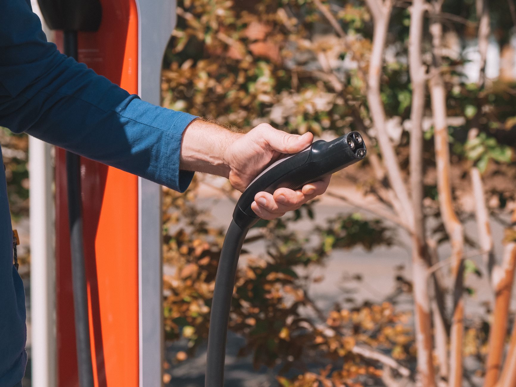 Câble de recharge branché sur une voiture électrique