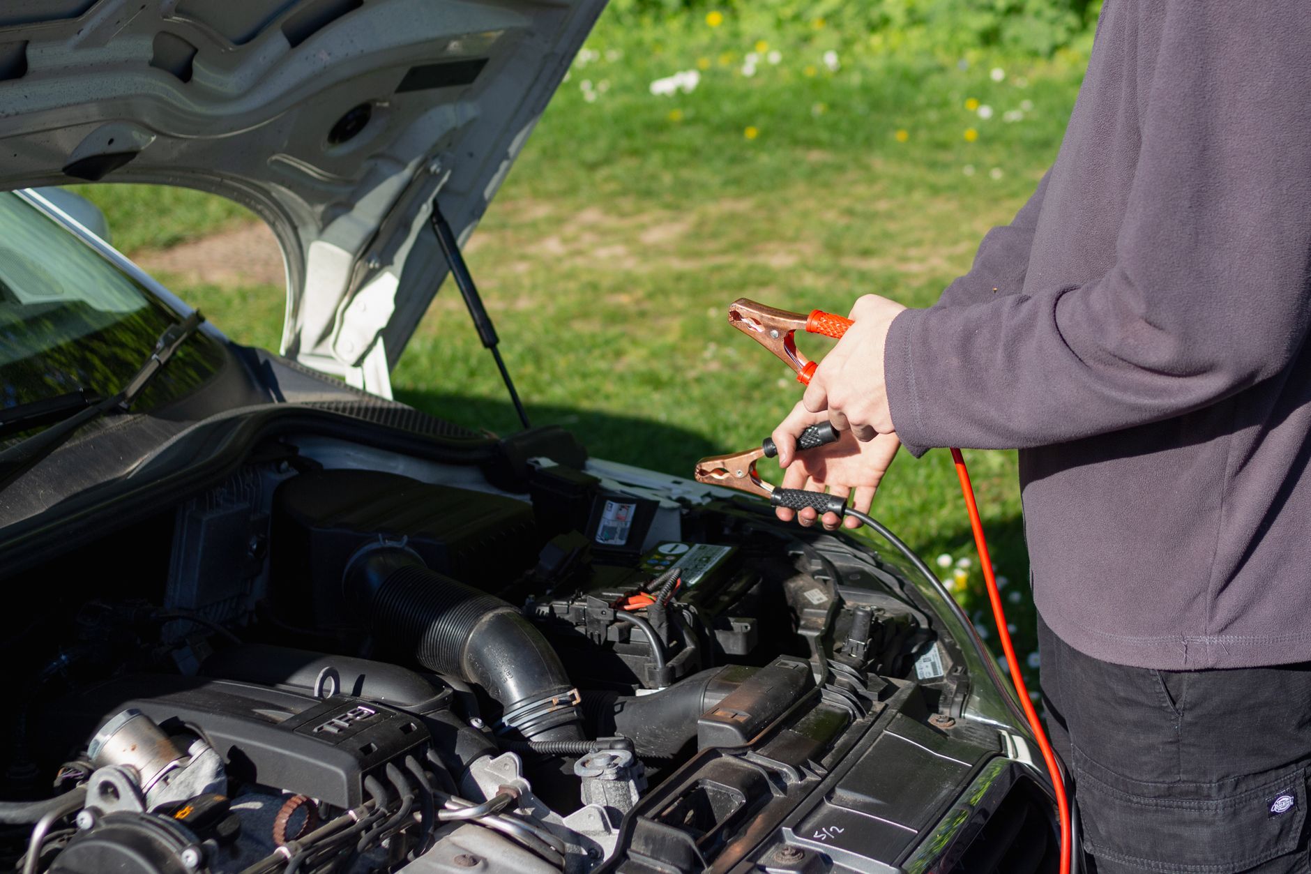 Automobiliste utilisant des câbles de démarrage