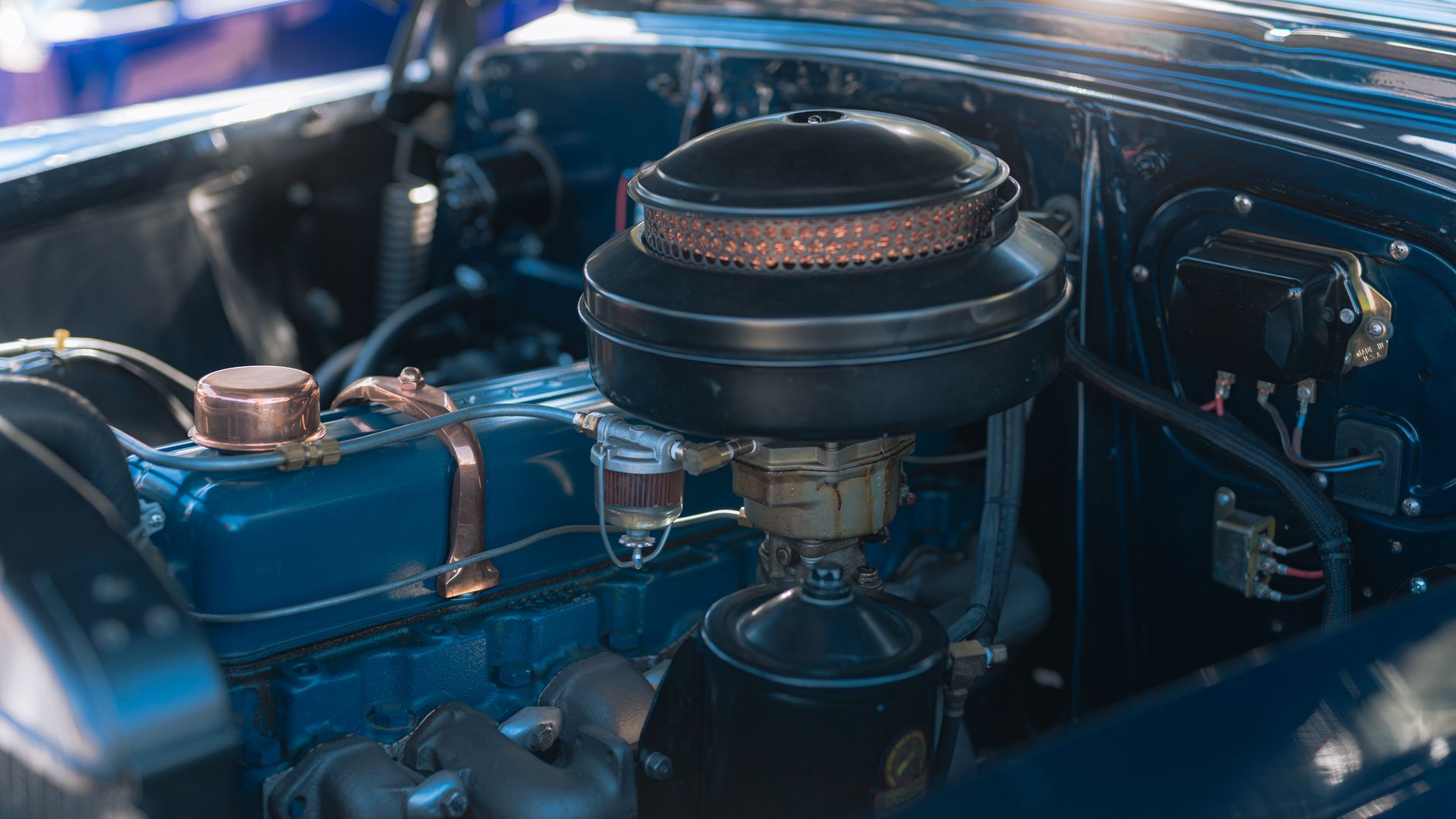 Compartiment moteur d une voiture hybride legere