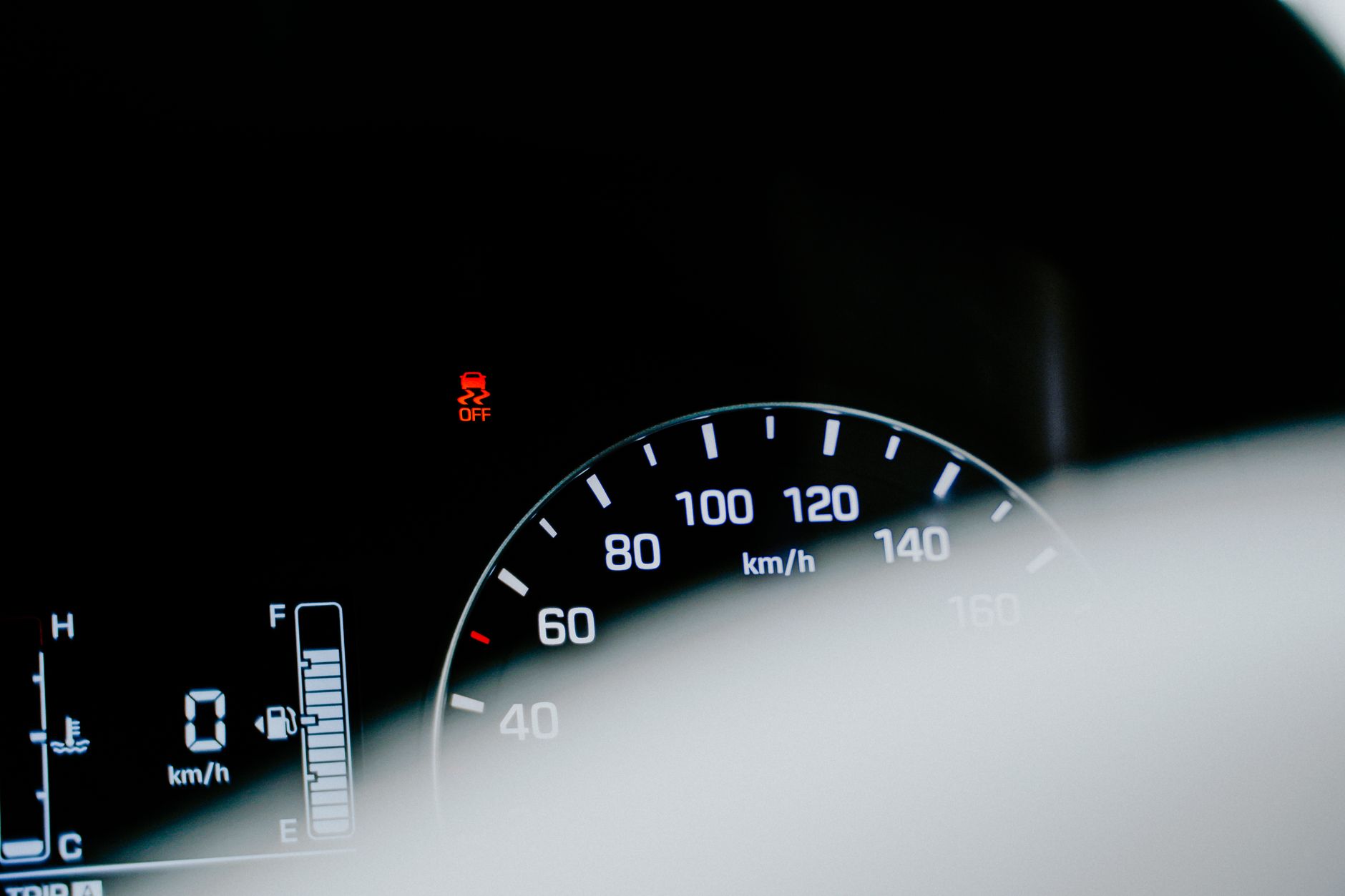 Compteur de voiture avec témoins lumineux allumés