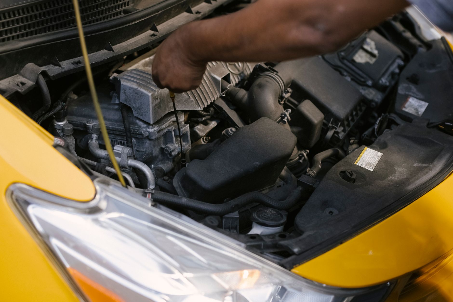 Conducteur examinant le compartiment moteur en plein jour