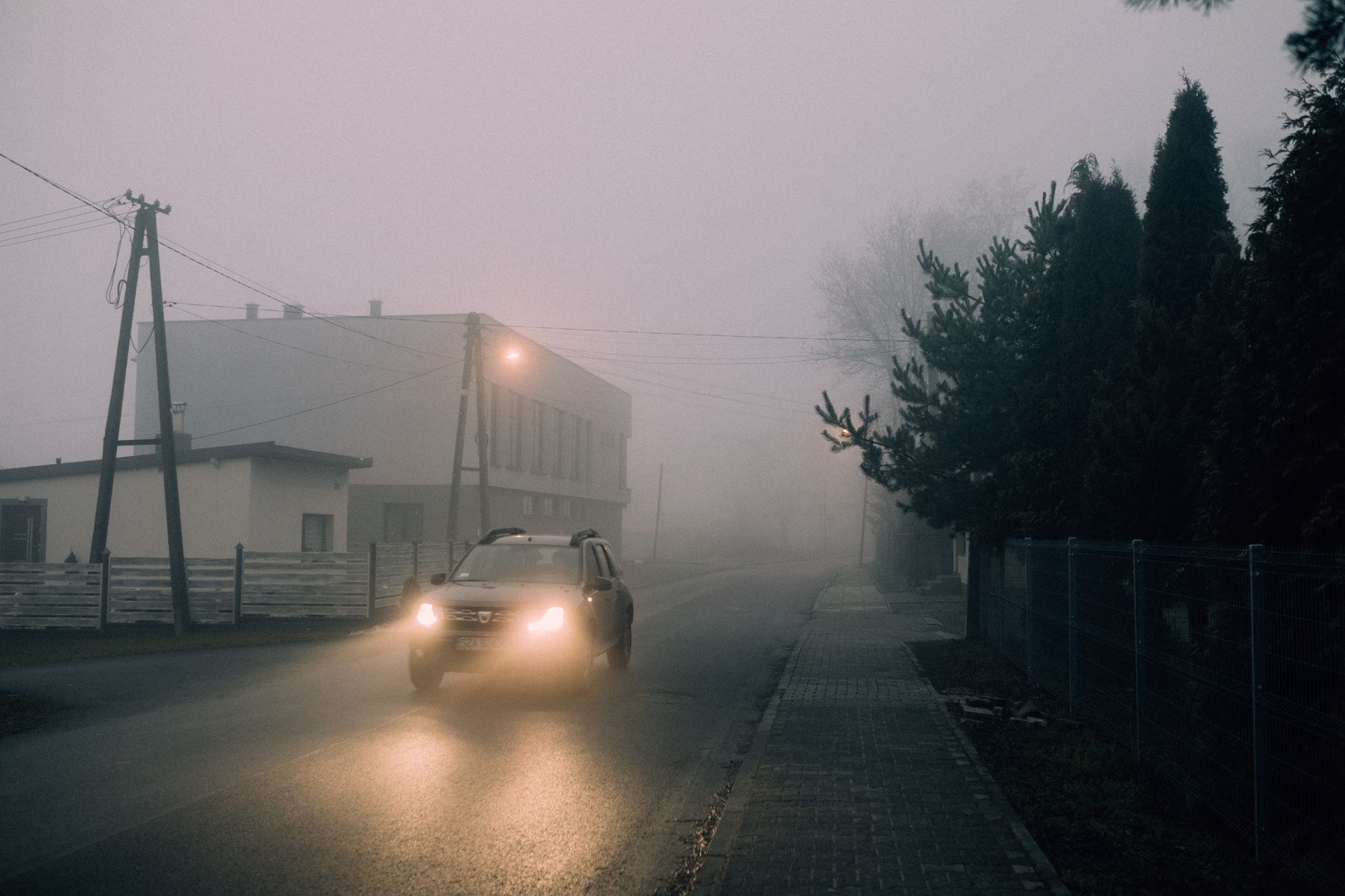 Conduite de nuit sur route embrumée