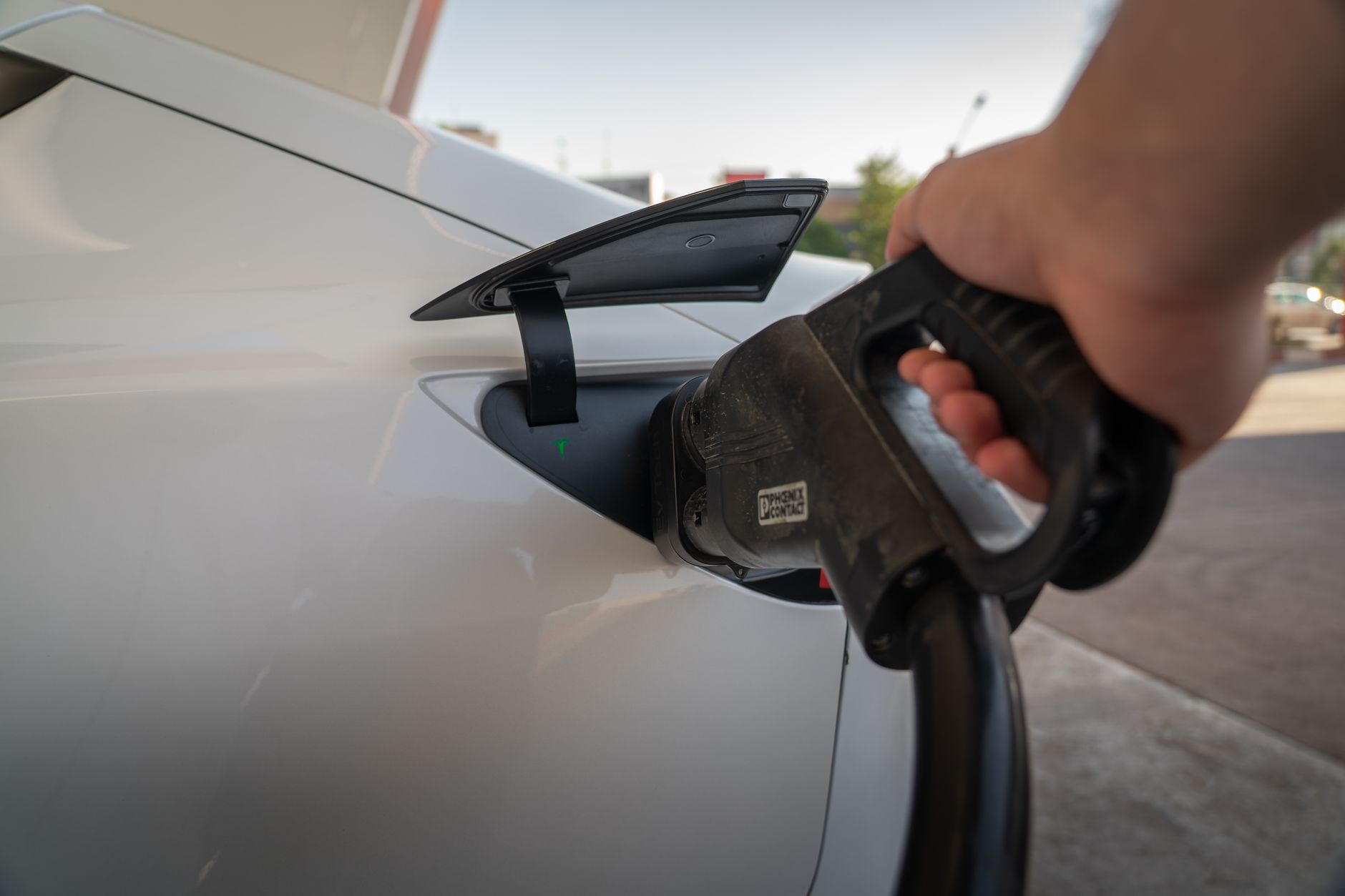 Gros plan sur le connecteur de recharge d une voiture électrique