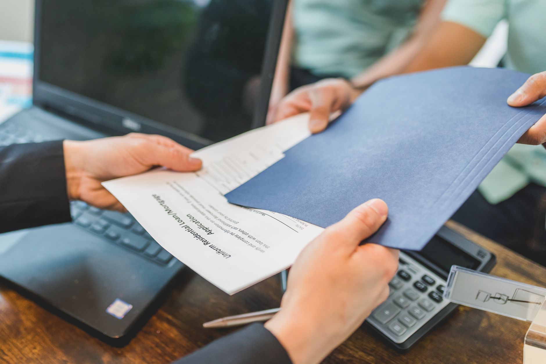 Mains échangeant des documents administratifs lors d une cession