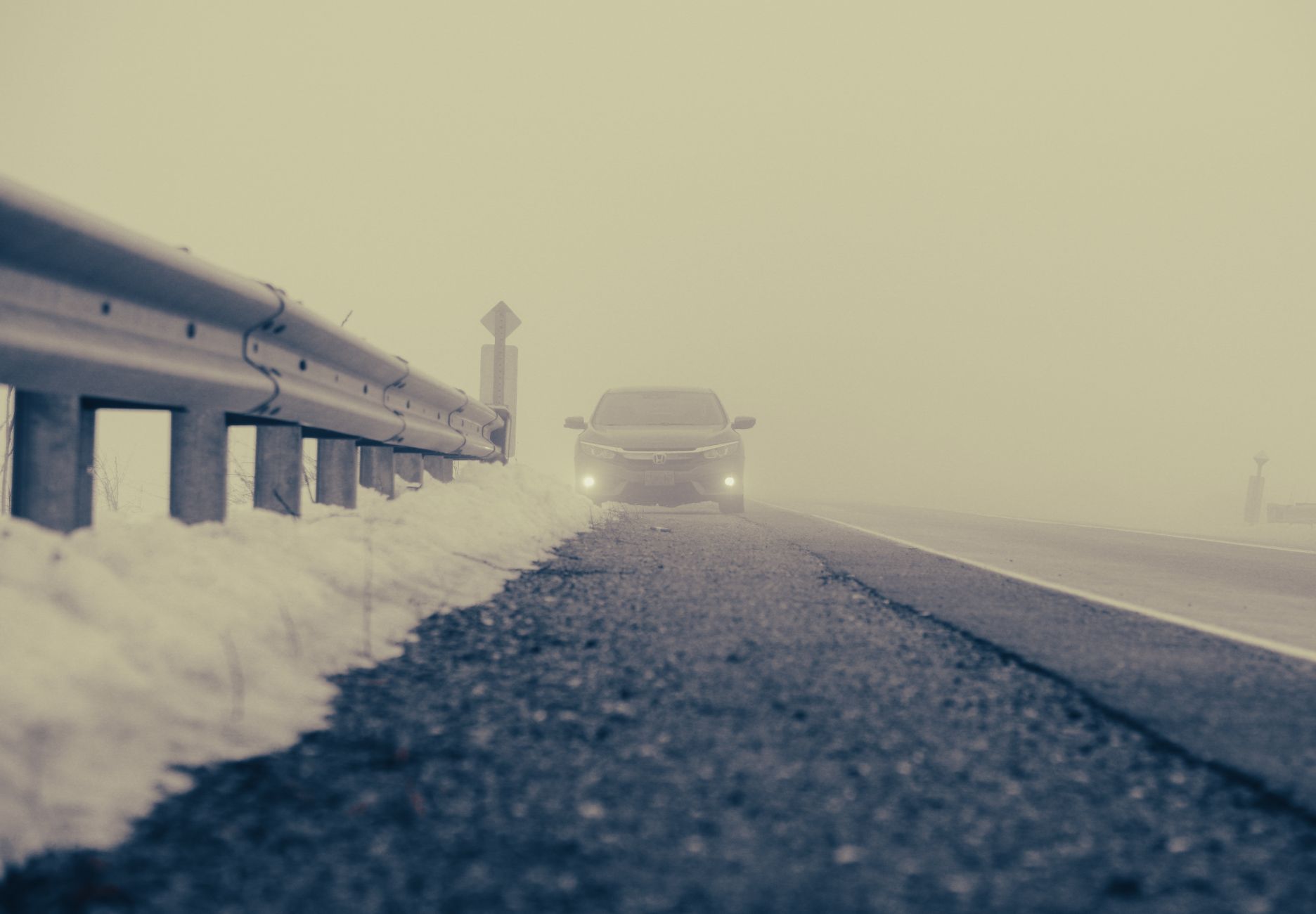 Voiture roulant phares allumés dans le brouillard