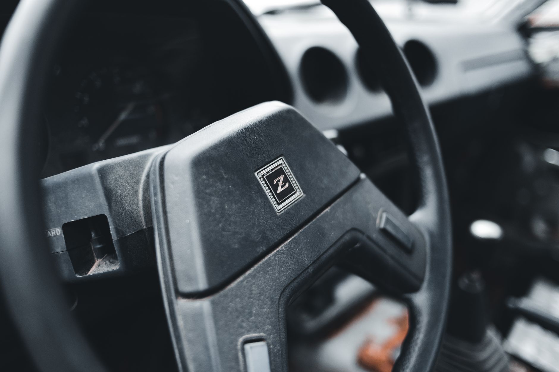 Gros plan sur un volant de voiture