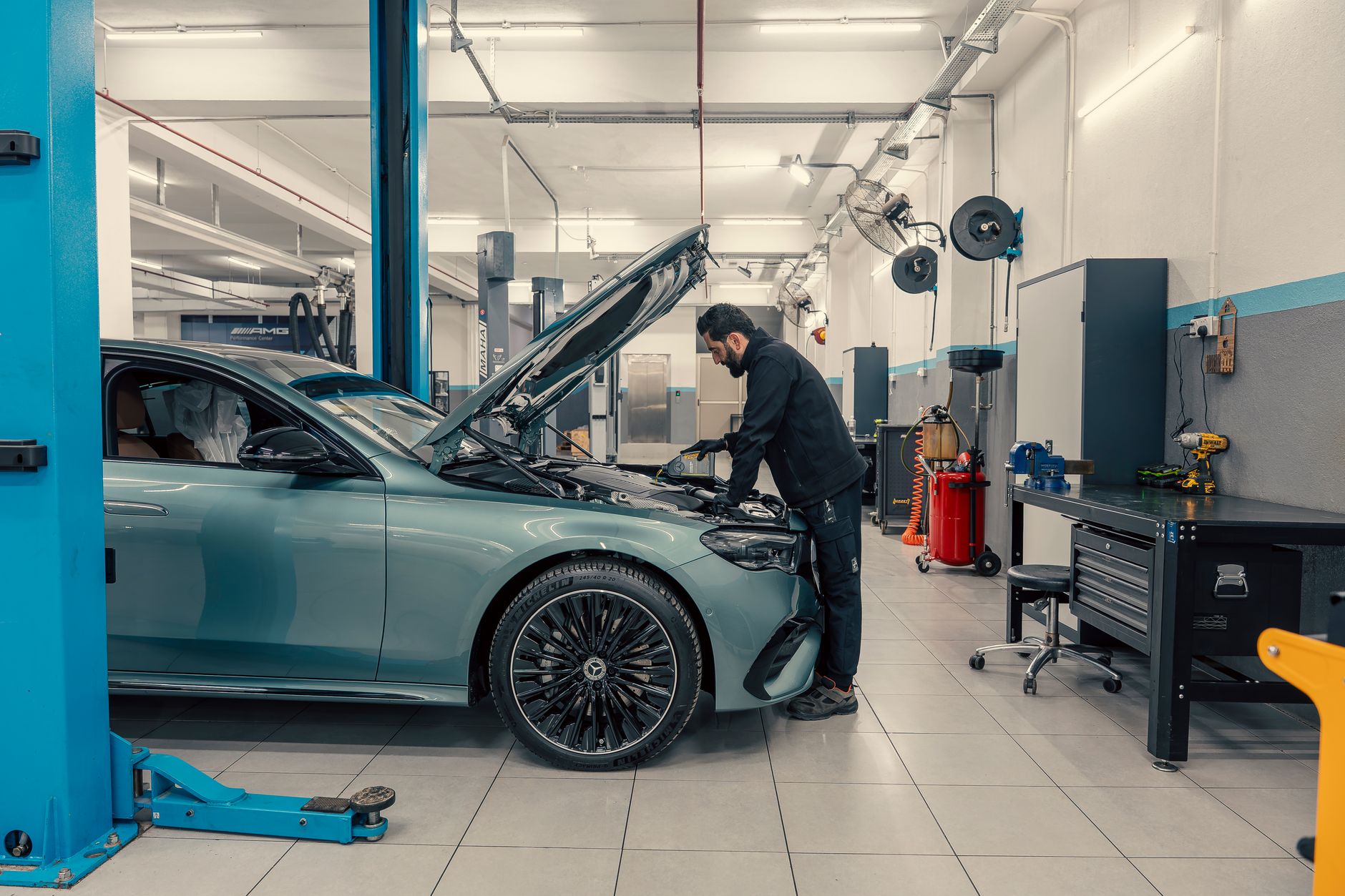 Mécanicien inspectant un moteur en atelier