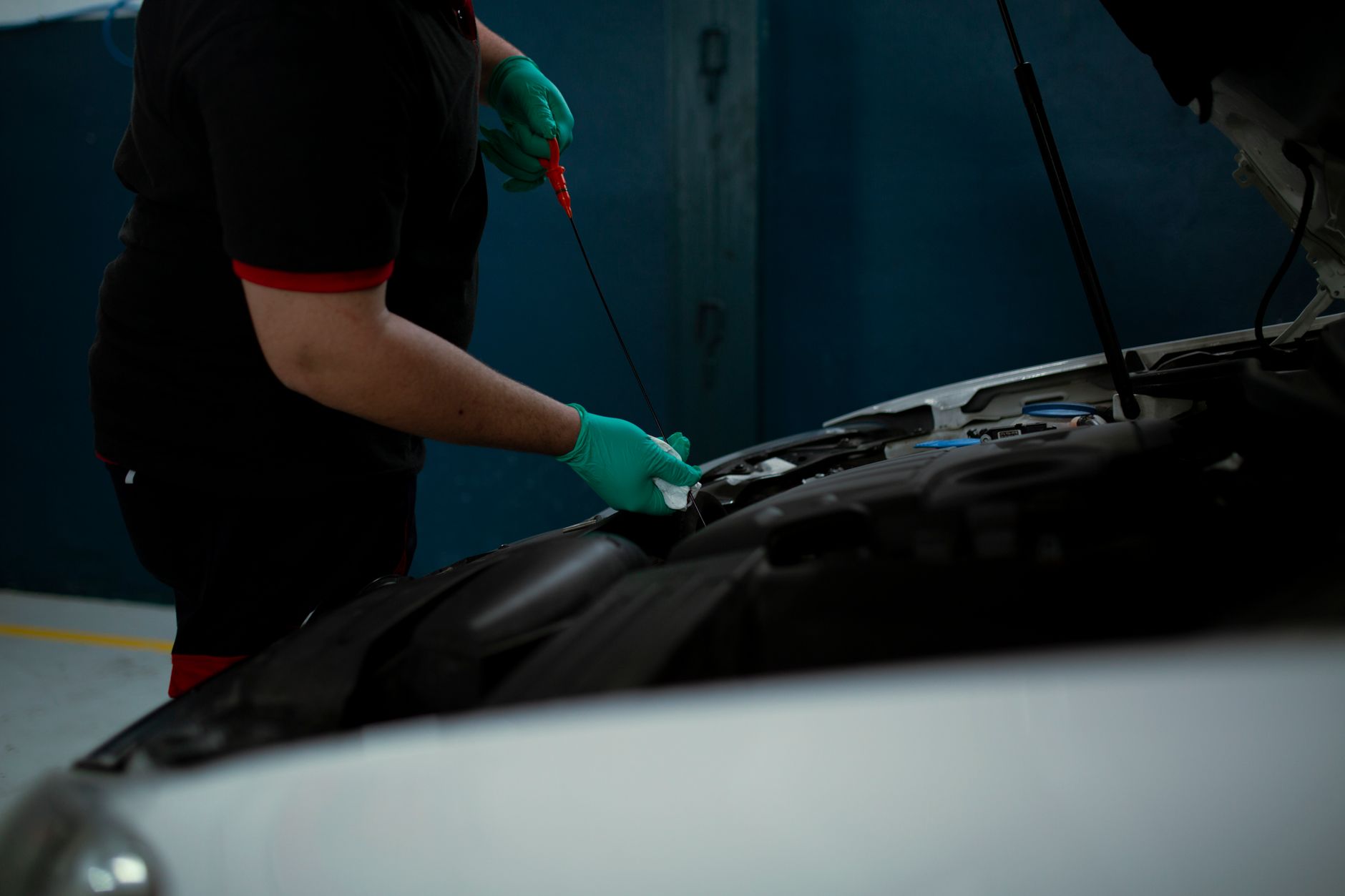 Mécanicien inspectant le moteur d'une voiture en atelier