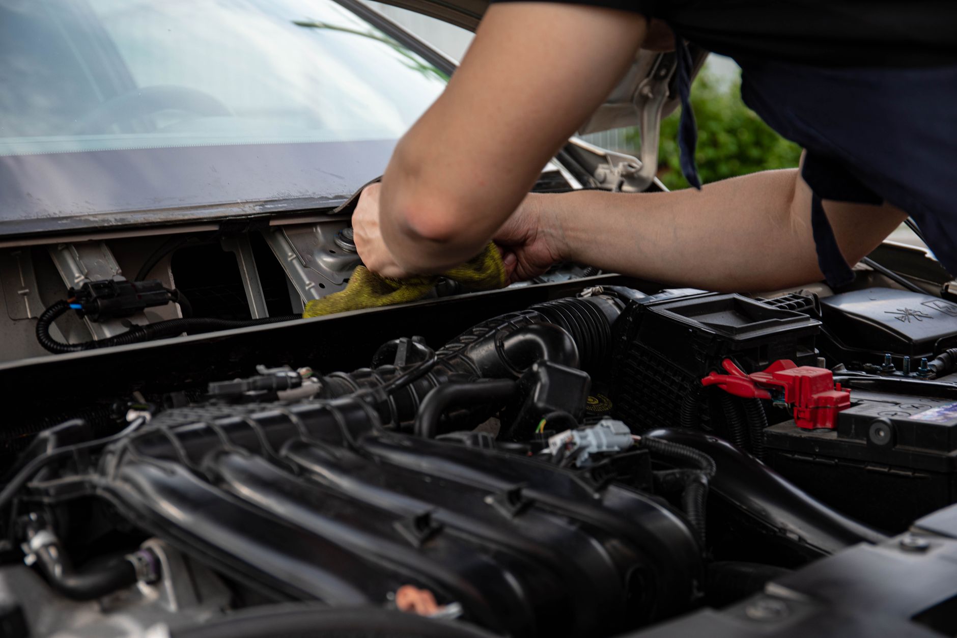 Mecanicien avec les mains sur un moteur de voiture
