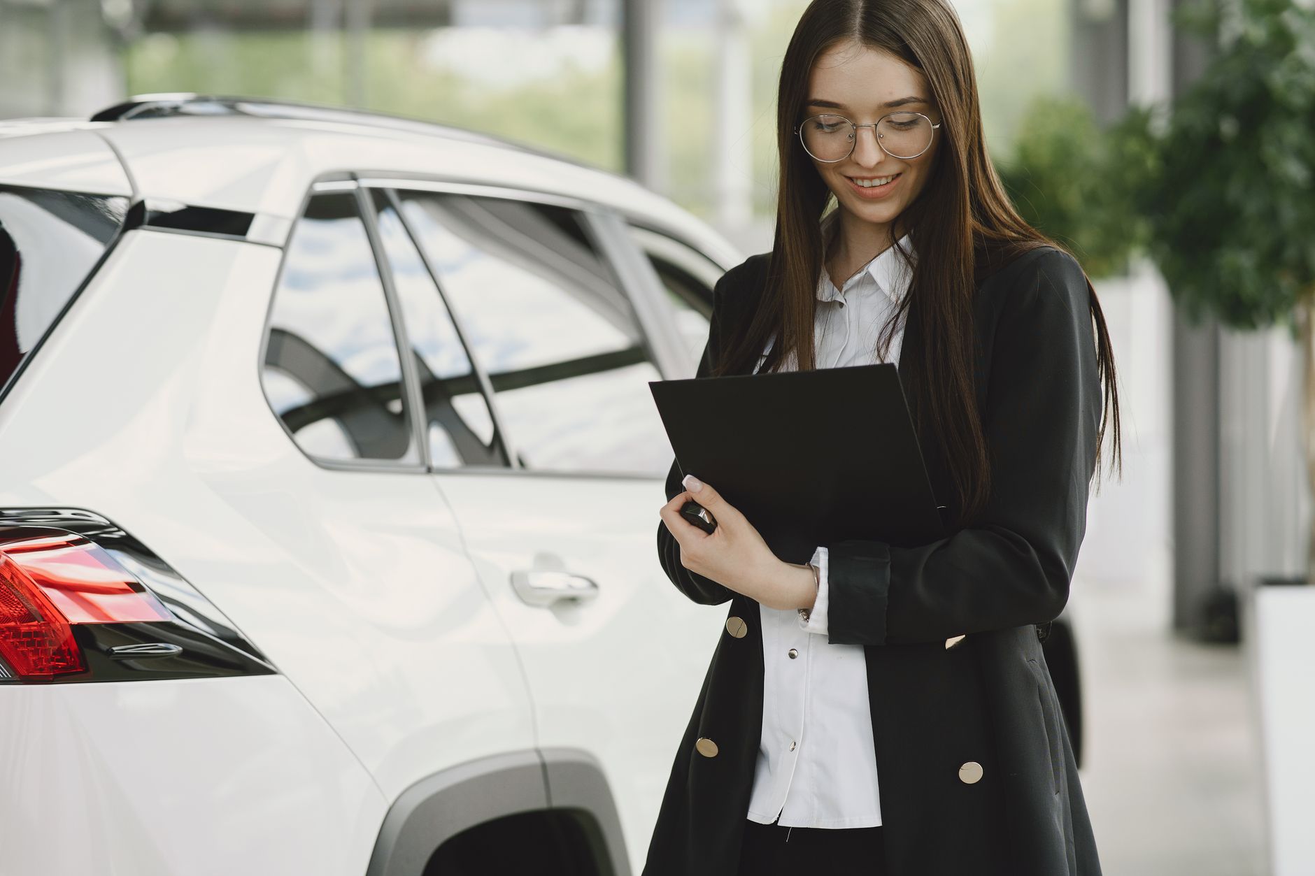 Automobiliste qui vérifie des documents près de sa voiture