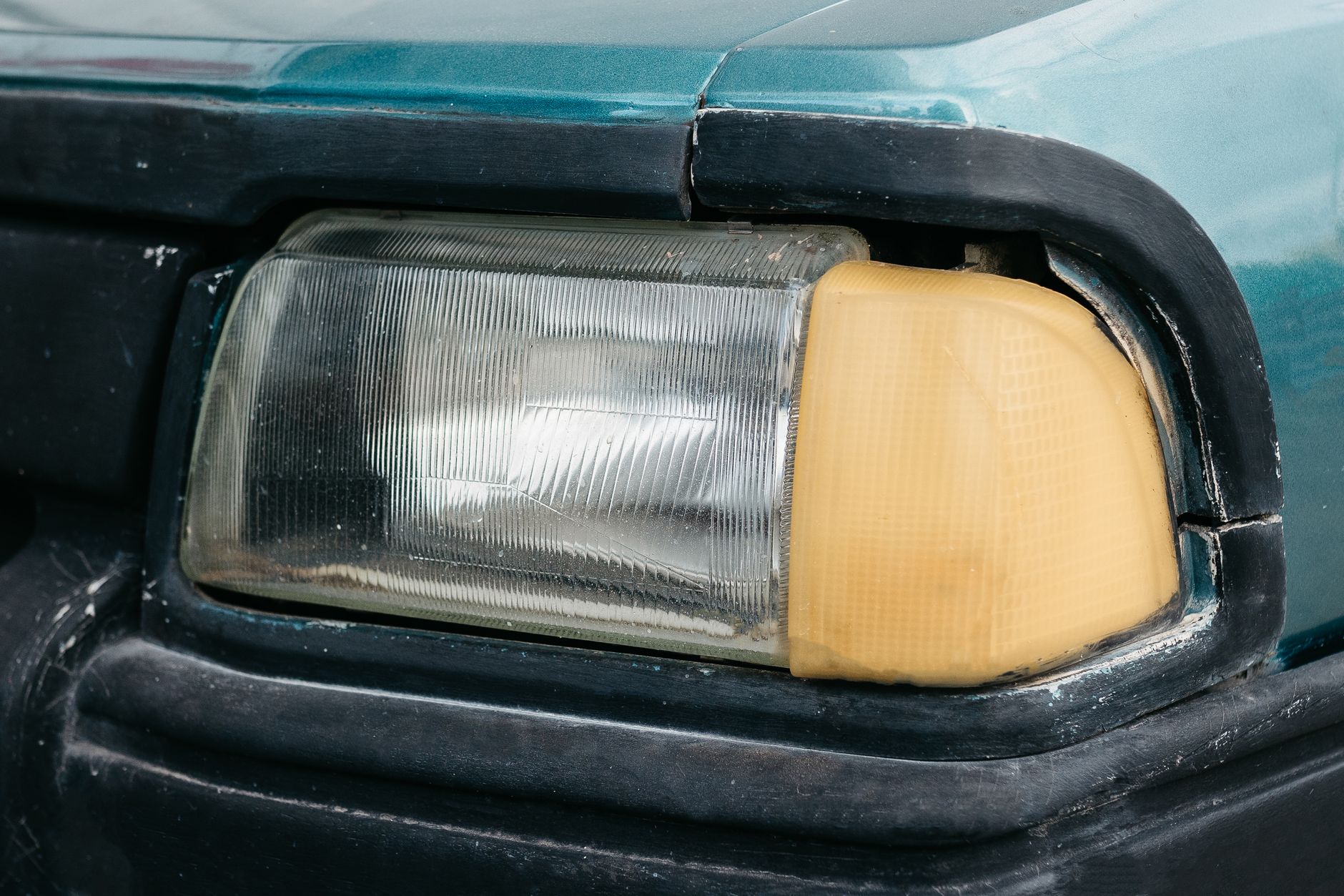 Optique de phare de voiture montrant des signes d'usure