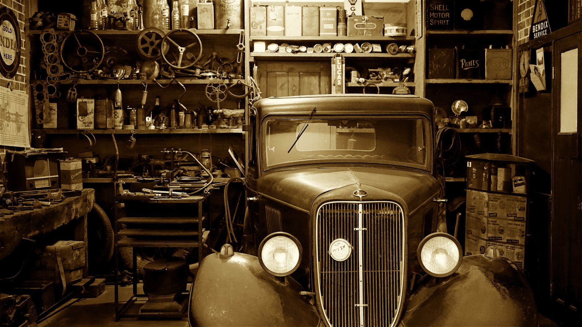 Outils et pièces dans un atelier d'entretien automobile