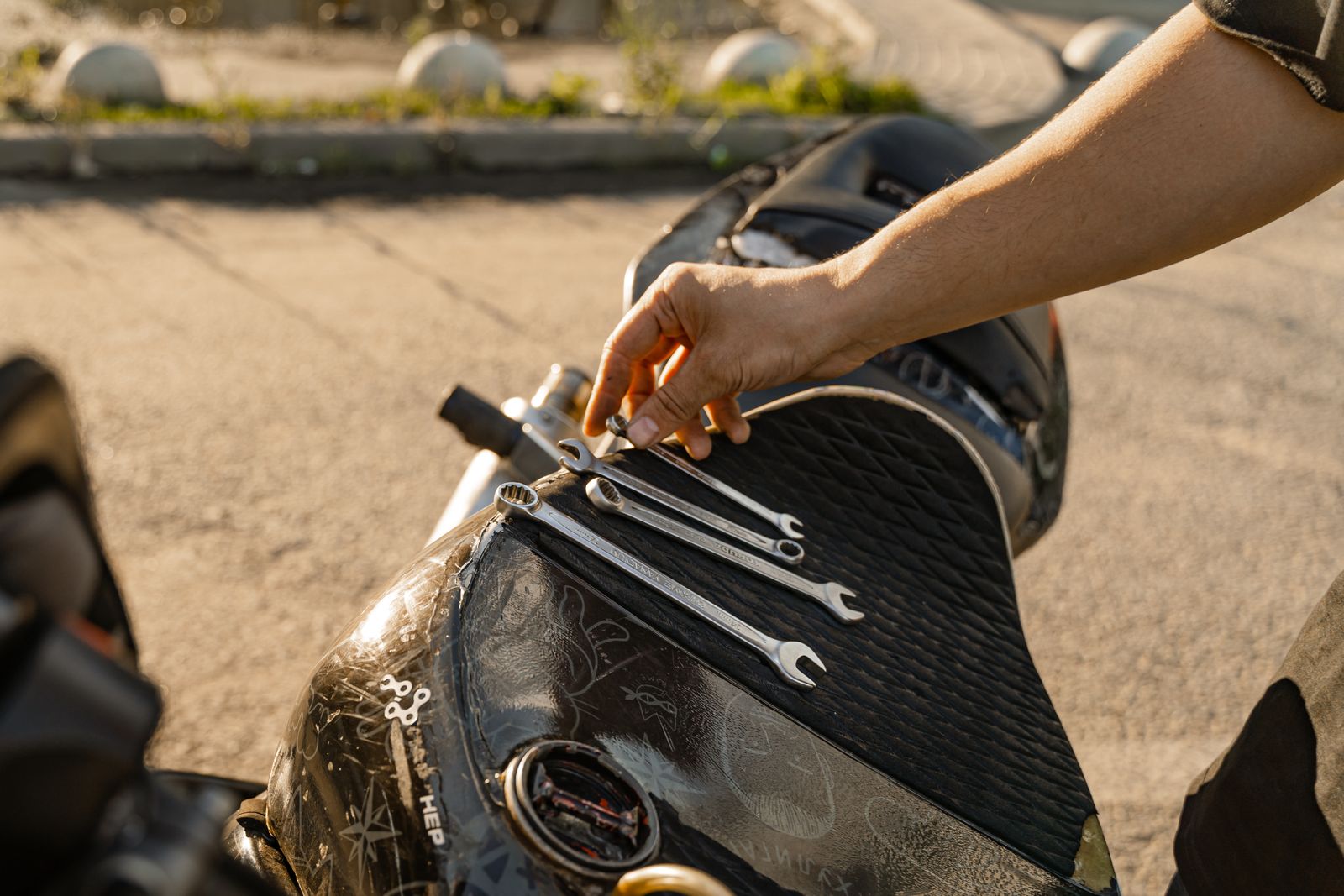 Outils disposés sur une selle de moto pour une réparation au bord de la route
