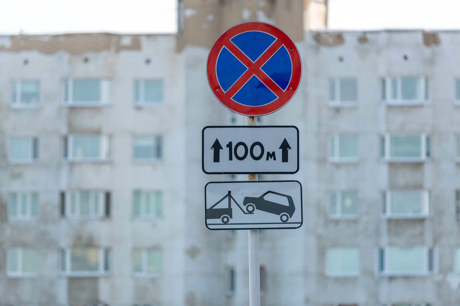 Panneau de stationnement interdit dans une rue