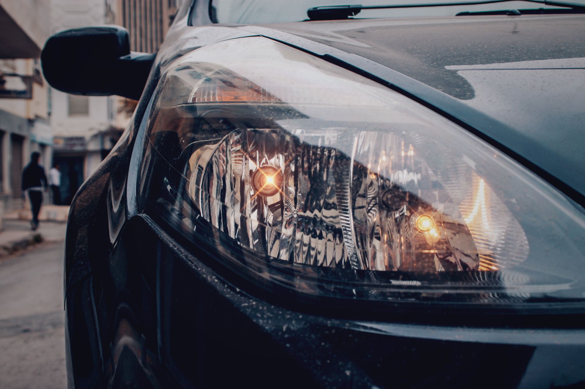 Gros plan sur le phare avant d une voiture en ville