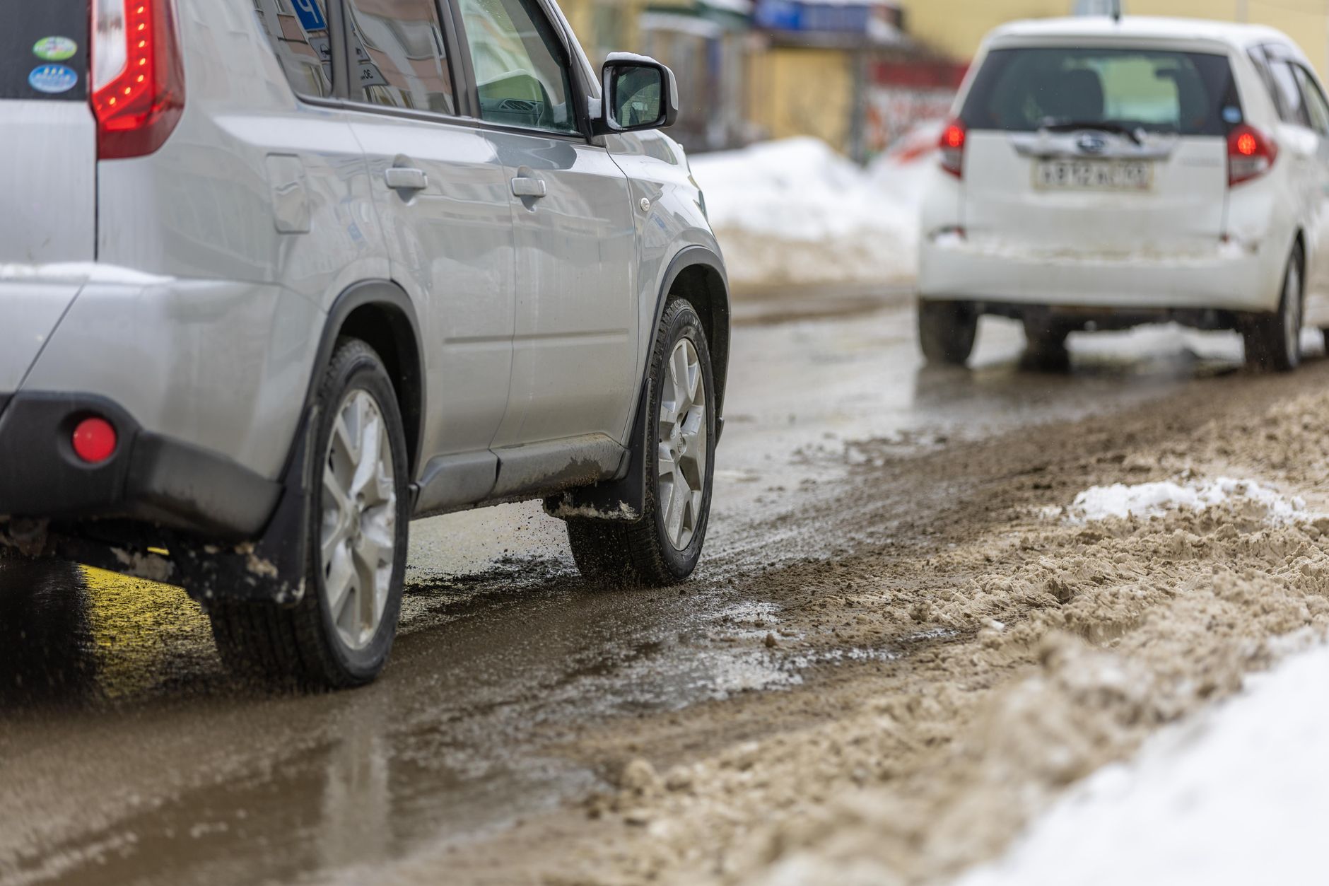 Pneu hiver sur une voiture dans la neige