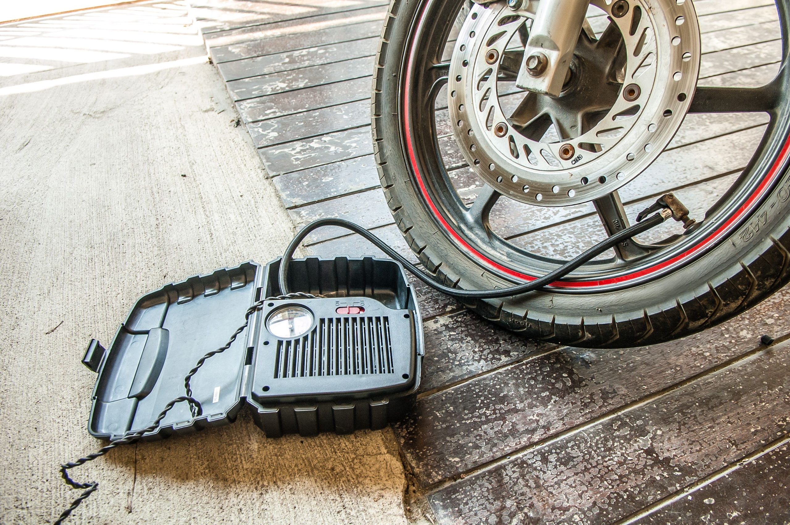 Gonflage d'un pneu de moto avec une pompe portable