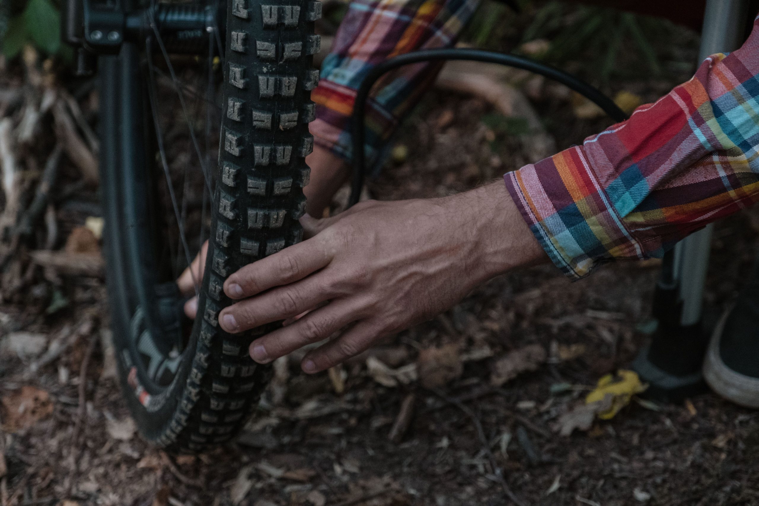 Gonflage d'un pneu de vélo en extérieur