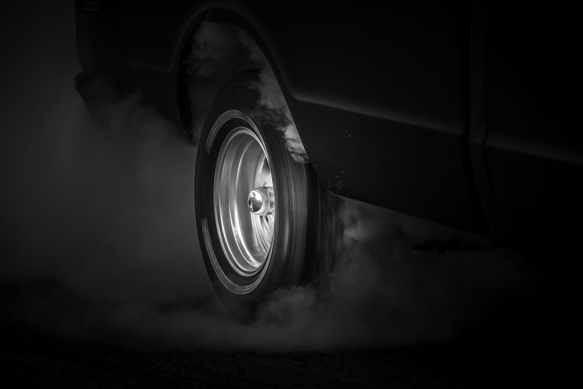 Pneu de voiture vu de près sur la chaussée