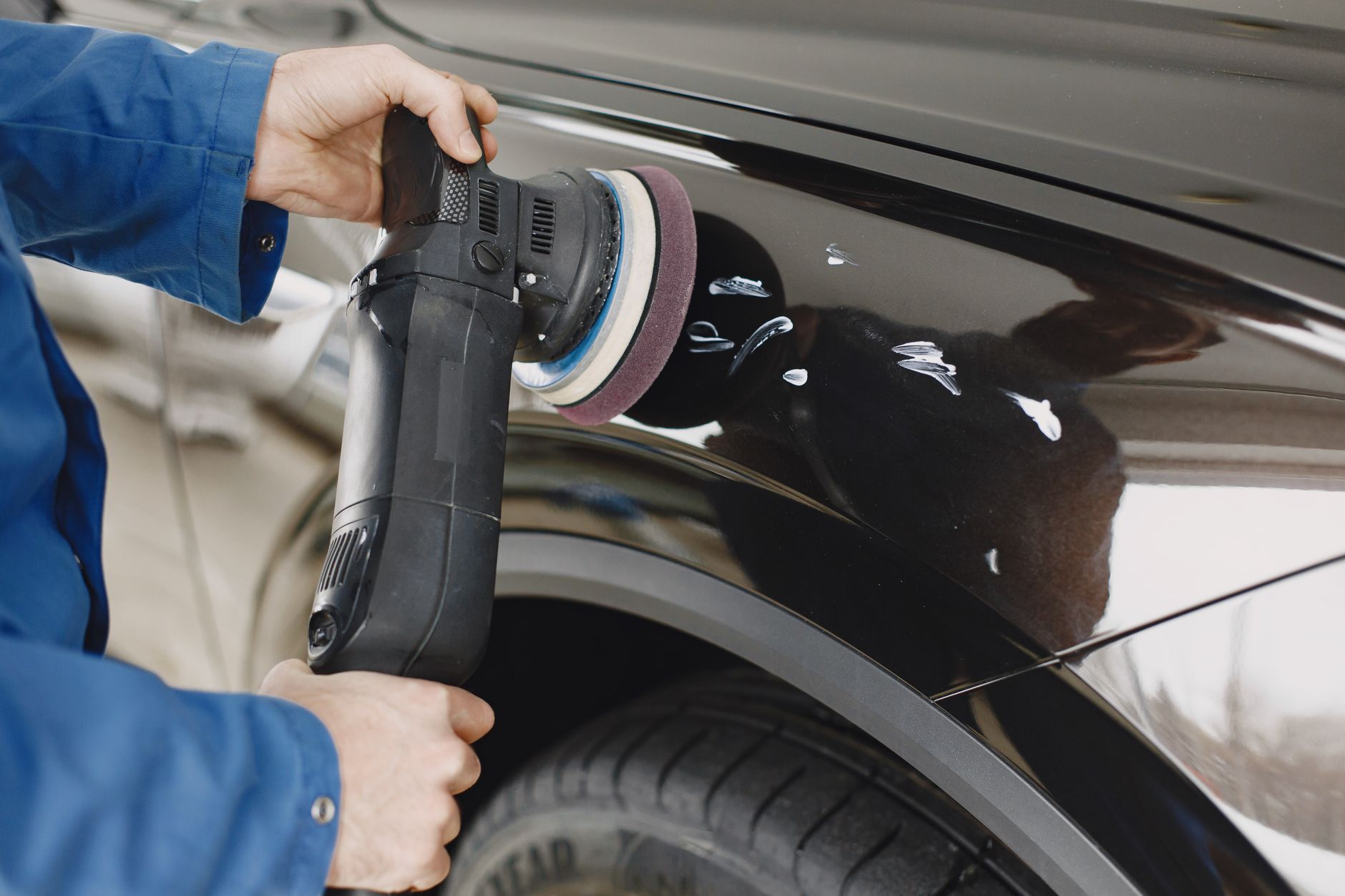 Polissage de la carrosserie d'une voiture