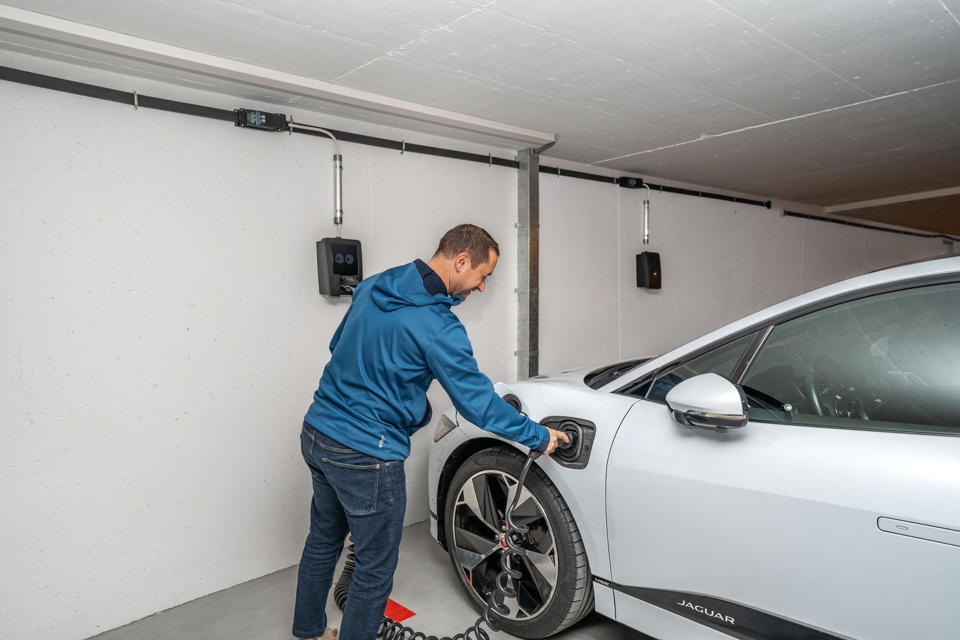 Recharge d une voiture électrique dans un garage à la maison