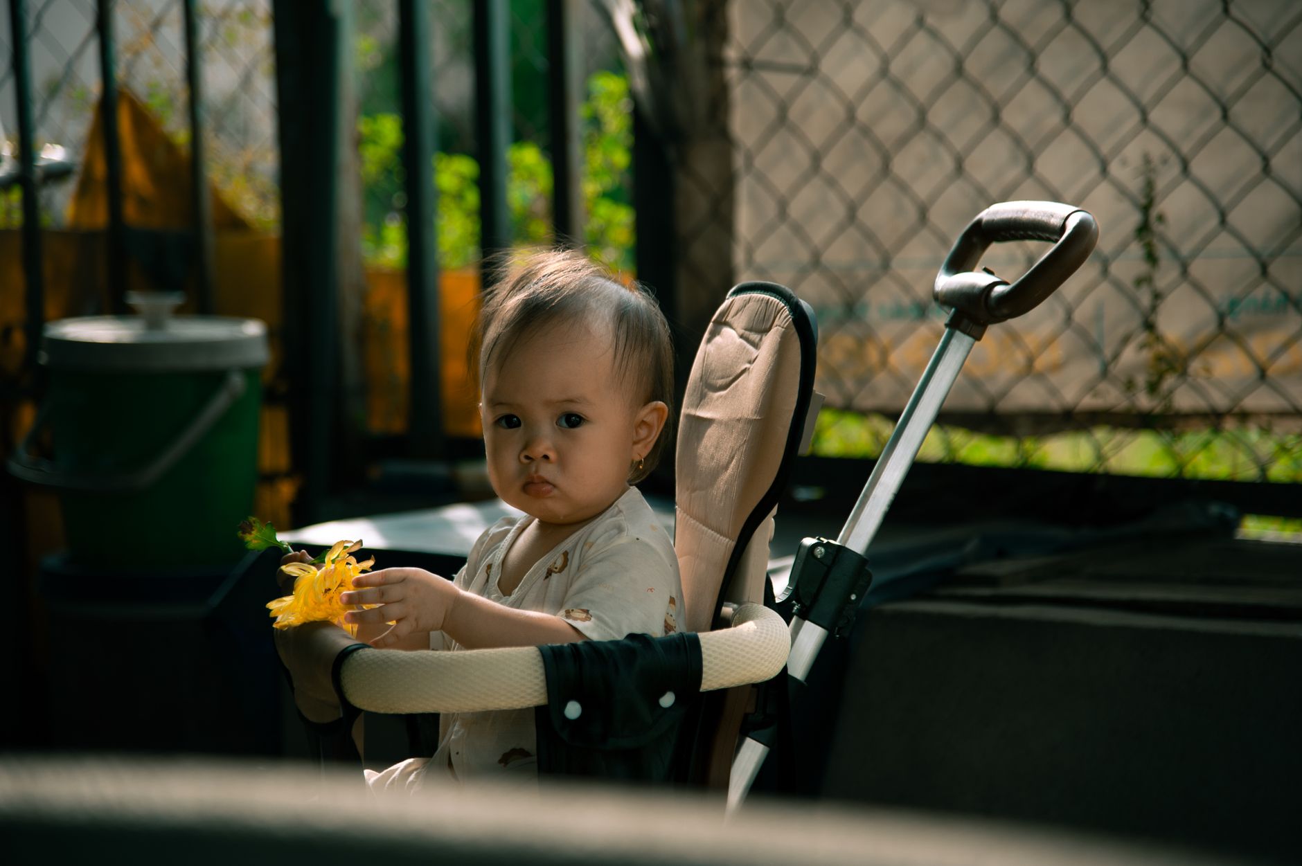 Enfant attaché avec un rehausseur en voiture
