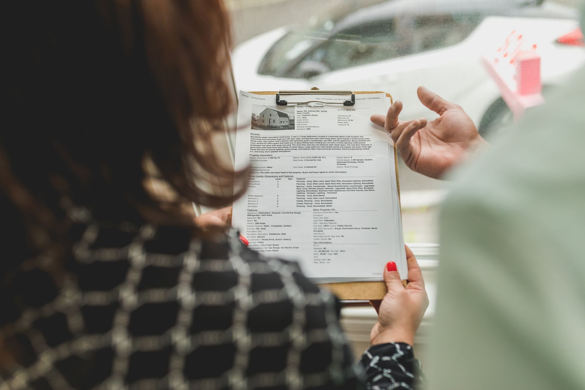 Conseiller qui présente un document à son client