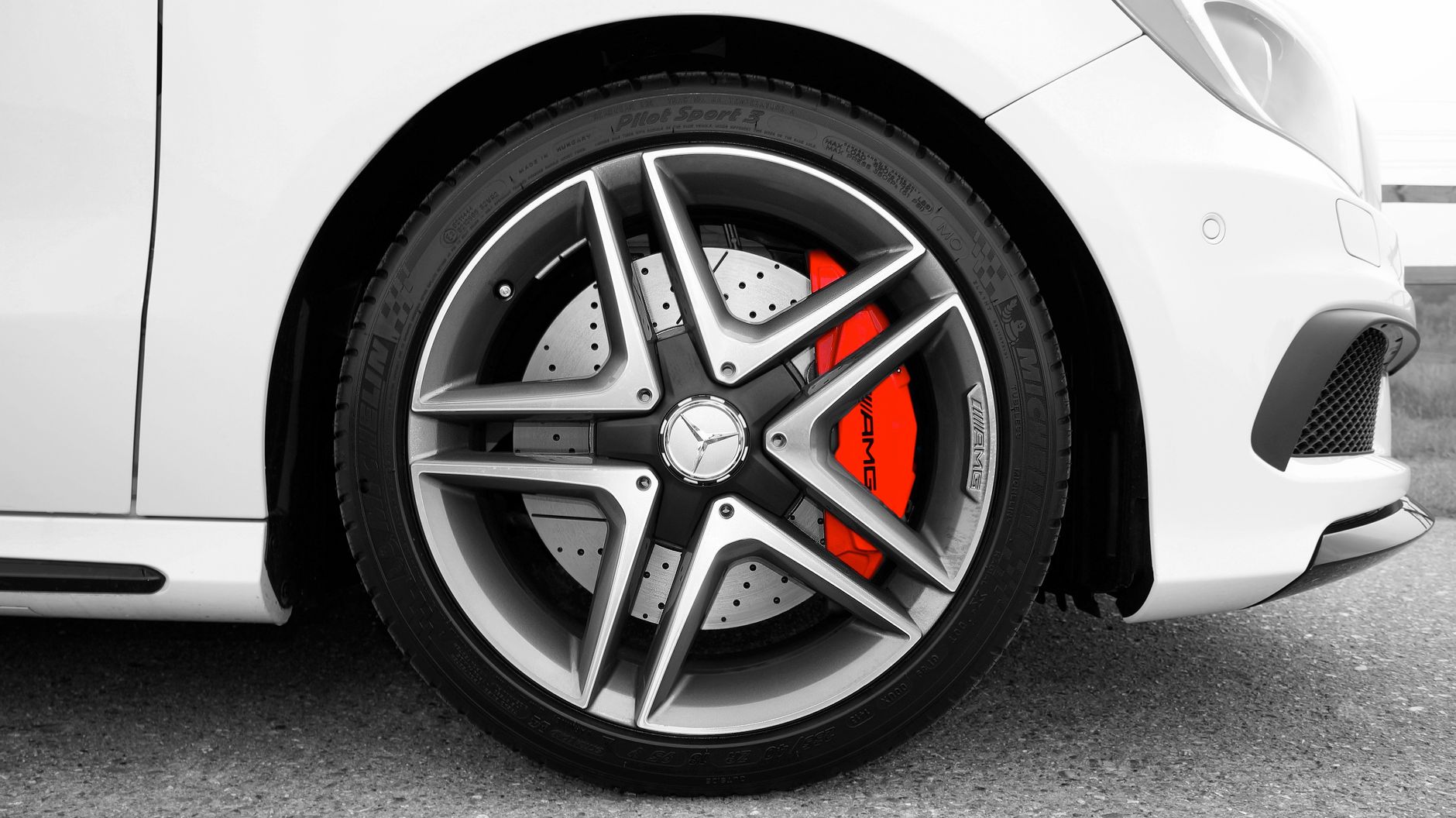 Roue de voiture avec étrier de frein rouge en gros plan