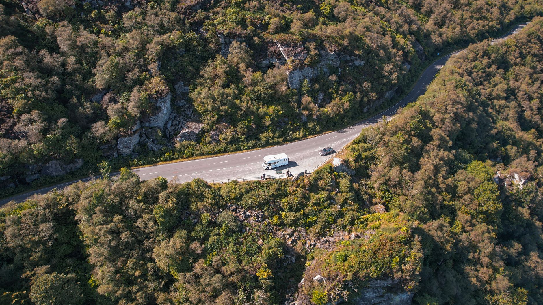 Route sinueuse en pleine campagne vue du ciel