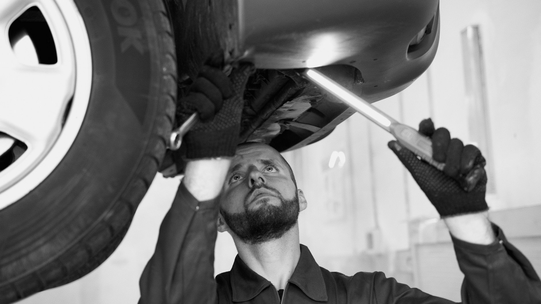 Contrôle du soubassement d'une voiture en atelier