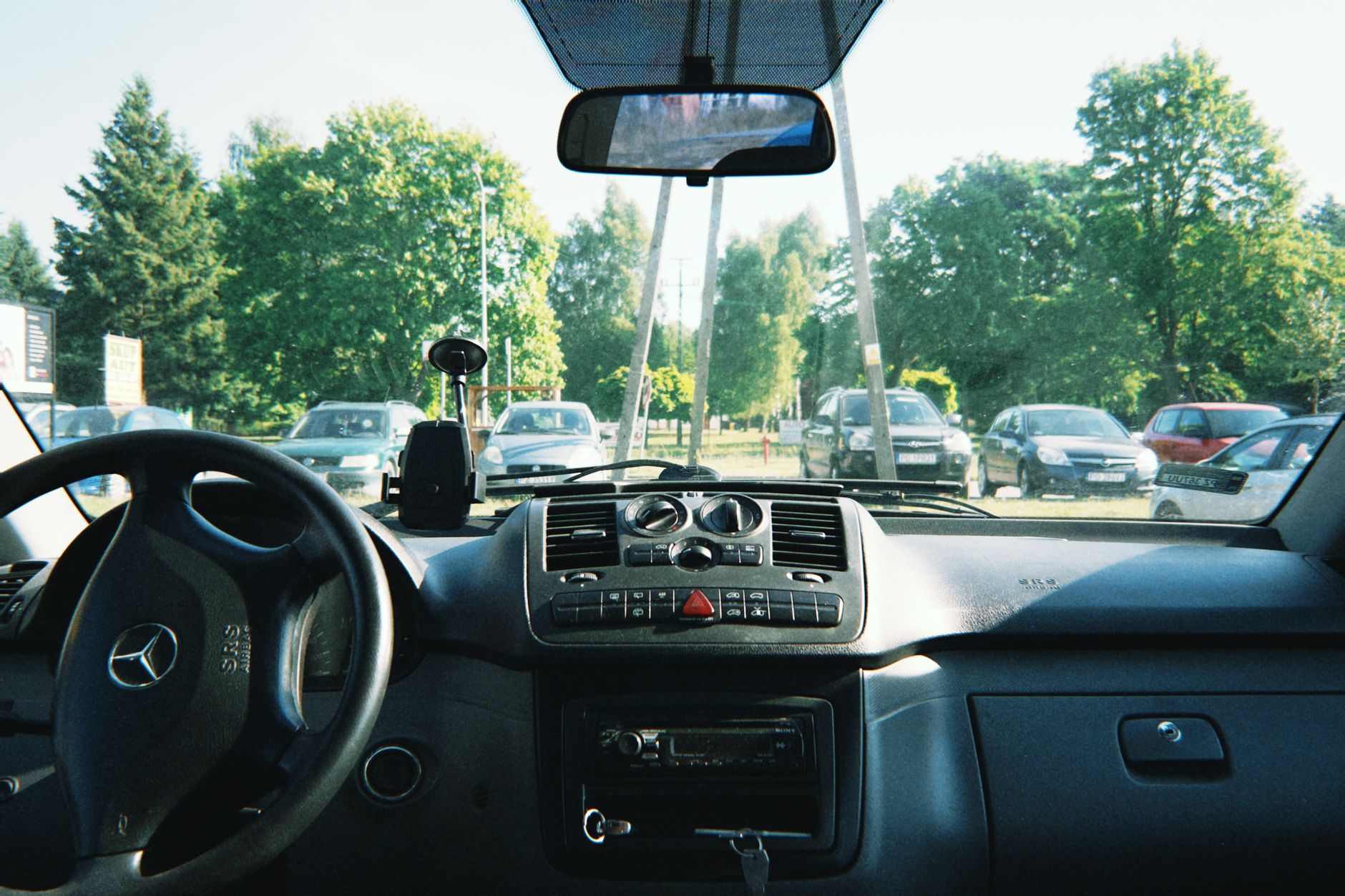 Tableau de bord et intérieur d une voiture garée